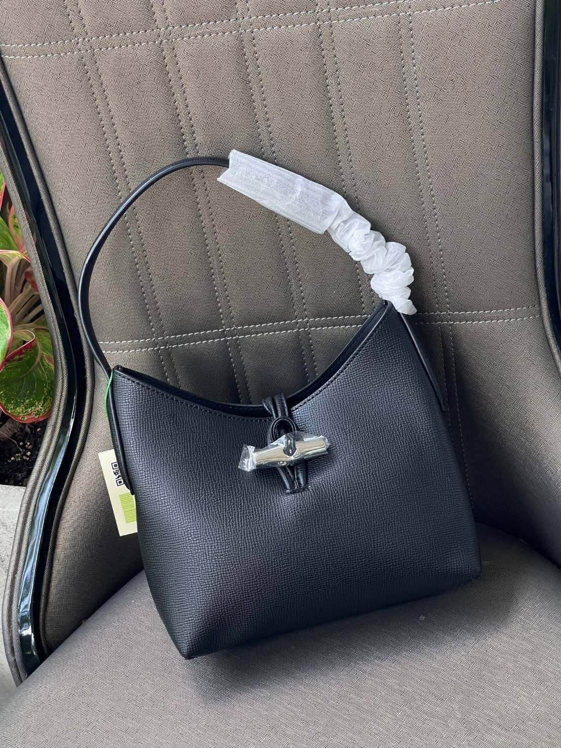 Longchamp ROSEAU Sac porté épaule XS กระเป๋าสะพายไหล่ซึ่งเป็นหนึ่งในแฟชั่นไอเทมที่สาว ๆ ส่วนใหญ่จะต้องมีไว้ใช้งานกันอย่างน้อยคนละหนึ่งใบแน่นอน ใช้งานสะดวก คล่องตัว ทั้งยังมีดีไซน์ให้เลือกหลากหลายตั้งแต่แบบหรูหรา น่ารักสดใส ไปจนถึงเรียบโก้ ให้คุณเลือกหยิบม