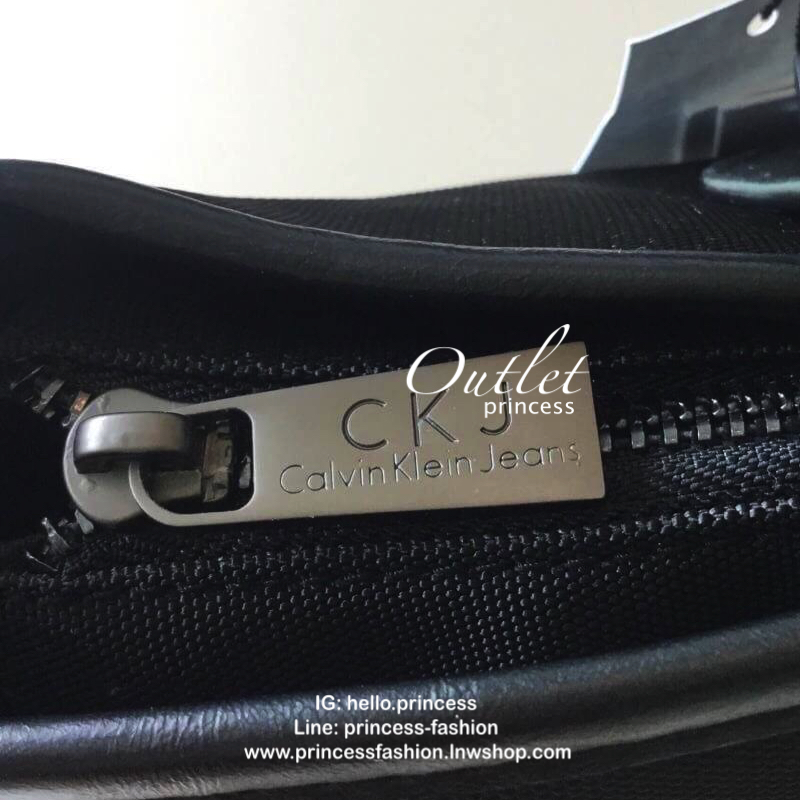 CALVIN KLEIN JEANS TOTE BAG กระเป๋าสะพาย Calvin Klein Jeans Limited Edition จาก Calvin Klein Jeans วัสดุ Polyester คุณภาพดี เนื้อหนา น้ำหนักเบา ด้านหน้าประดับโลโก้แบรนด์สุดหรู พร้อม TAG ห้อยที่หูหิ้วดูมีดีเทล เปิดปิดกระเป๋าด้วยซิปสะดวกใช้ หัวซิปโลโก้แบรนด