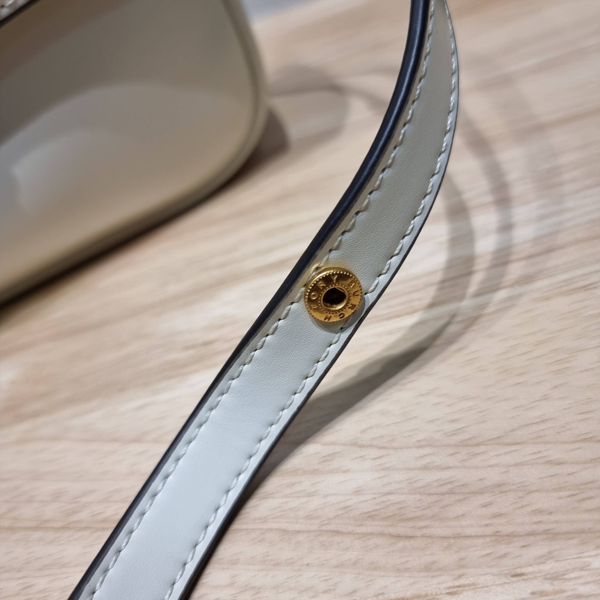 TORY BURCH ROBINSON SPAZZOLATO CONVERTIBLE SHOULDER BAG คอลเลคชั่นใหม่ สวยก่อนใคร ในราคาสุดคุ้ม! กับกระเป๋าสะพายไหล่ ดีไซน์สุดหรู หนังแก้วเงาสวยคม สีผู้ดี รูปทรงใช้งานได้ทุกลุค