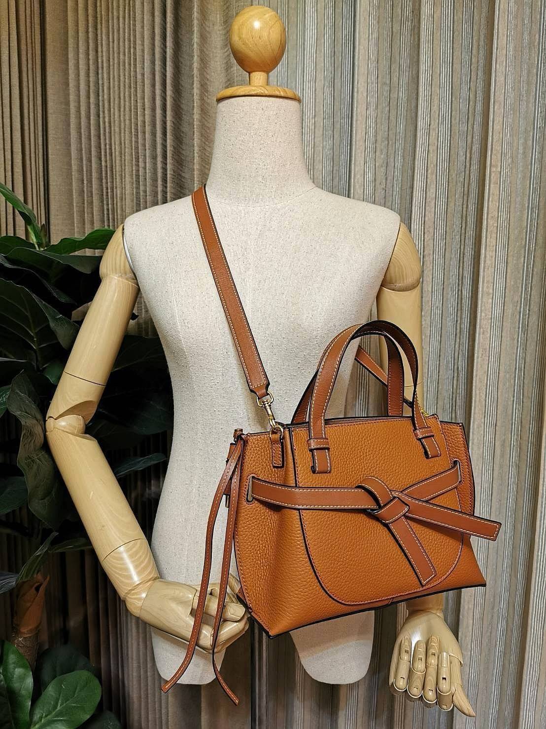 VIP 】LOEWE HANDBAG VIP GIFT WITH PURCHASE (GWP) กระเป๋าถือหรือสะพาย รุ่น Limited จาก LOEWE DUTYFREE วัสดุ Calfskin หนังแท้รูปทรงอานม้าสวยอยู่ทรงด้านหน้าตกแต่งด้วยสายหนัง (Belt) ประดับอะไหล่แบรนด์สีทองรูปกลอนประตูด้านข้างเป็น Signature ภายในโล่งกว้าง ใส่มื