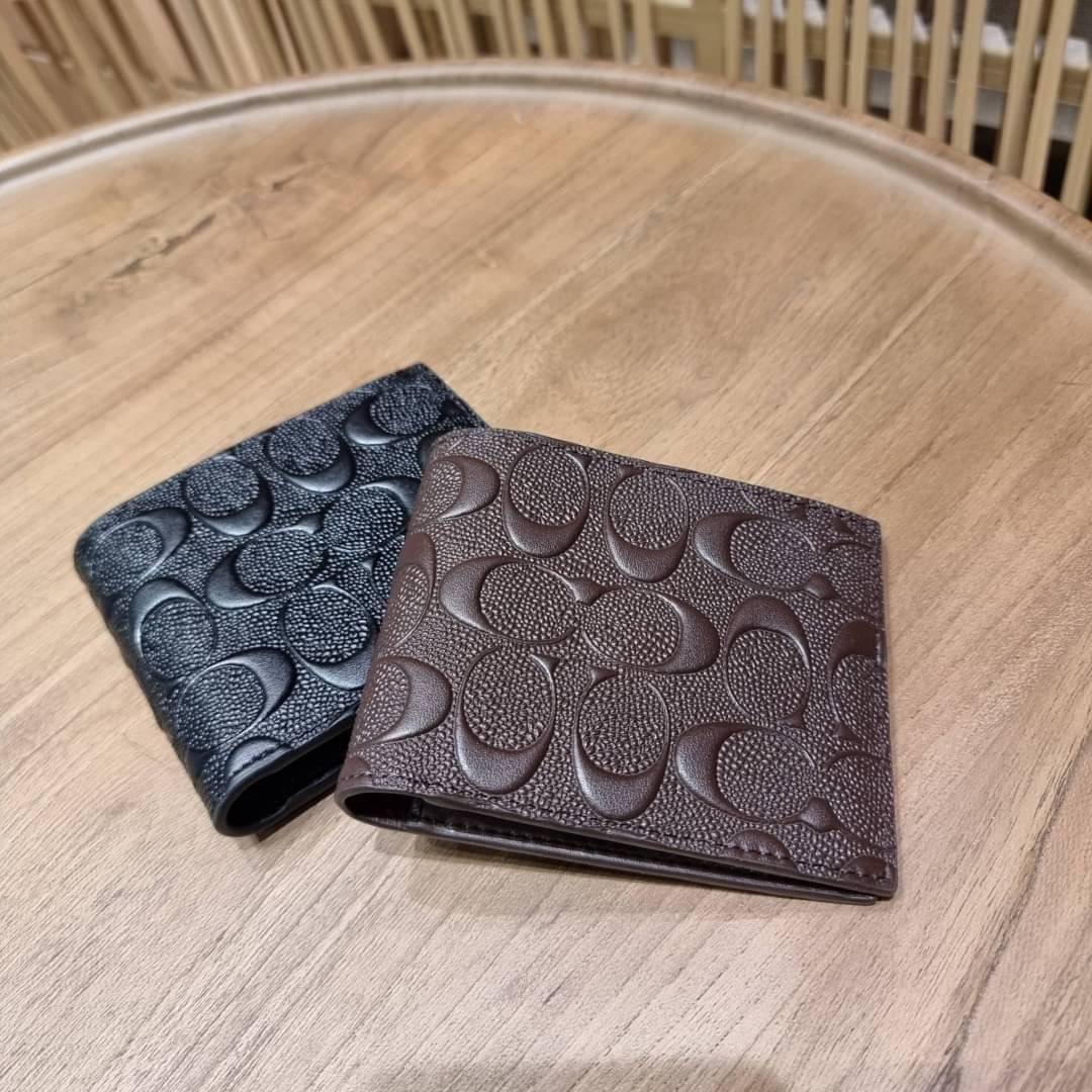 COACH 75371 COMPACT ID WALLET IN SIGNATURE CROSSGRAIN LEATHER กระเป๋าสตางค์ผู้ชาย ลาย c นูนเต็มใบ หนัง crossgrain อีกรุ่นที่ยอดขายไม่เคยตก 🤑🤑 ใบจริงดูผู้ดี ดูแพง!! ภายในมีช่องใส่บัตรได้เยอะ ใส่ธนบัตรได้ทุกใบ ซื้อให้คุณหนุ่มๆรับรองประทับใจไ