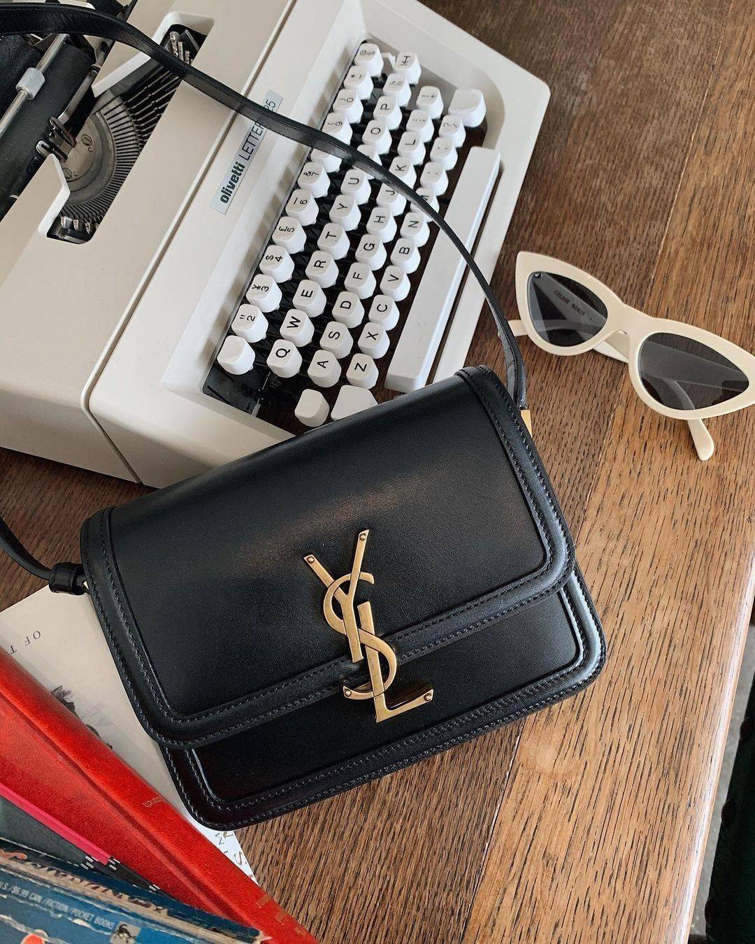 YVES SAINT LAURENT YSL BAG VIP GIFT WITH PURCHASE (GWP) พรีเมี่ยมกิ้ฟ Limited Edition จาก YSL DUTY FREE COUNTER วัสดุหนังแท้ Calfskin ทรงสี่เหลี่ยมหนังสวยหรูอยู่ทรงเปิดปิดด้วยฝาปิดโลโก้แบรนด์อะไหล่ทอง ภายในโล่งมีช่องหลัก และช่องย่อยสามารถใส่มือถือของใช้จุ