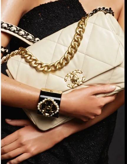 CHANEL 19 FLAP BAG / CHANEL LEATHER SHOULD BAG จำนวนจำกัด_หนึ่งในรุ่นที่สาวๆต้องมีค่า 🌟พร้อมส่ง ที่สุดของความคลาสสิค ห้ามพลาด ก่อนหมดค่ะ! กับกระเป๋าที่สามารถหิ้วได้