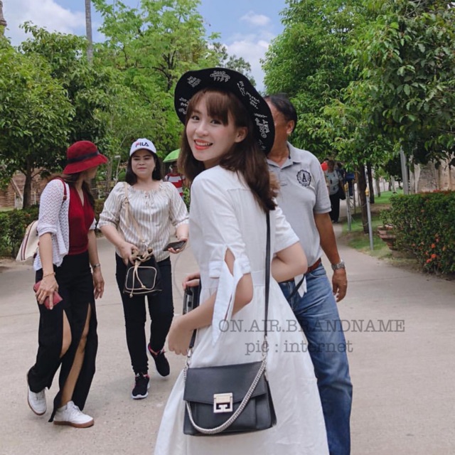 GIVENCHY GV3 CROCODILE-EFFECT SHOULDER BAG กระเป๋าสะพายหนังลายจระเข้ เปิดหน้าอะไหล่ทอง สวยหรูดูแพงตามแบบฉบับแบรนด์ งานจริงสวยจริงจังมากกก ไม่พูดเยอะ ควรมีค่าา!!!