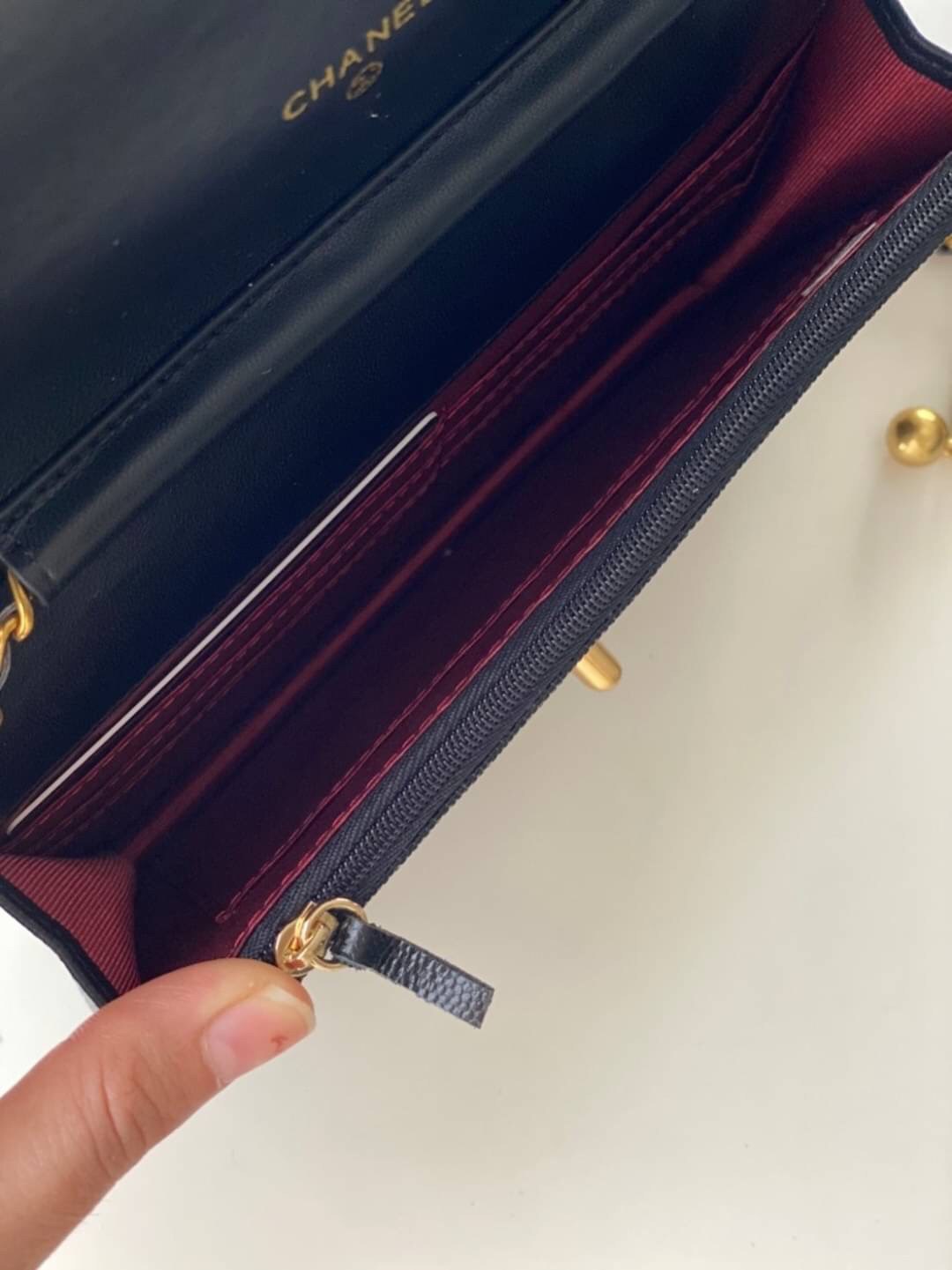 หนังแท้ VIP GIFT CHANEL classic shoulder crossbody bag วัสดุหนังเรียบเนียนสวยผู้ดีม๊ากกก งานอยู่ทรงคุณภาพดีตามแบบฉบับของแบรนด์ ขนาดกำลังดี น้ำหนักเบา ด้านหน้ามีโลโก้แบรนด์อะไหล่หรู มีช่องใส่บัตร ใส่ของจุกจิก เปิดปิดด้วยฝาปิดกระดุม งานตัวจริงสวยมากๆ ถูกใจร