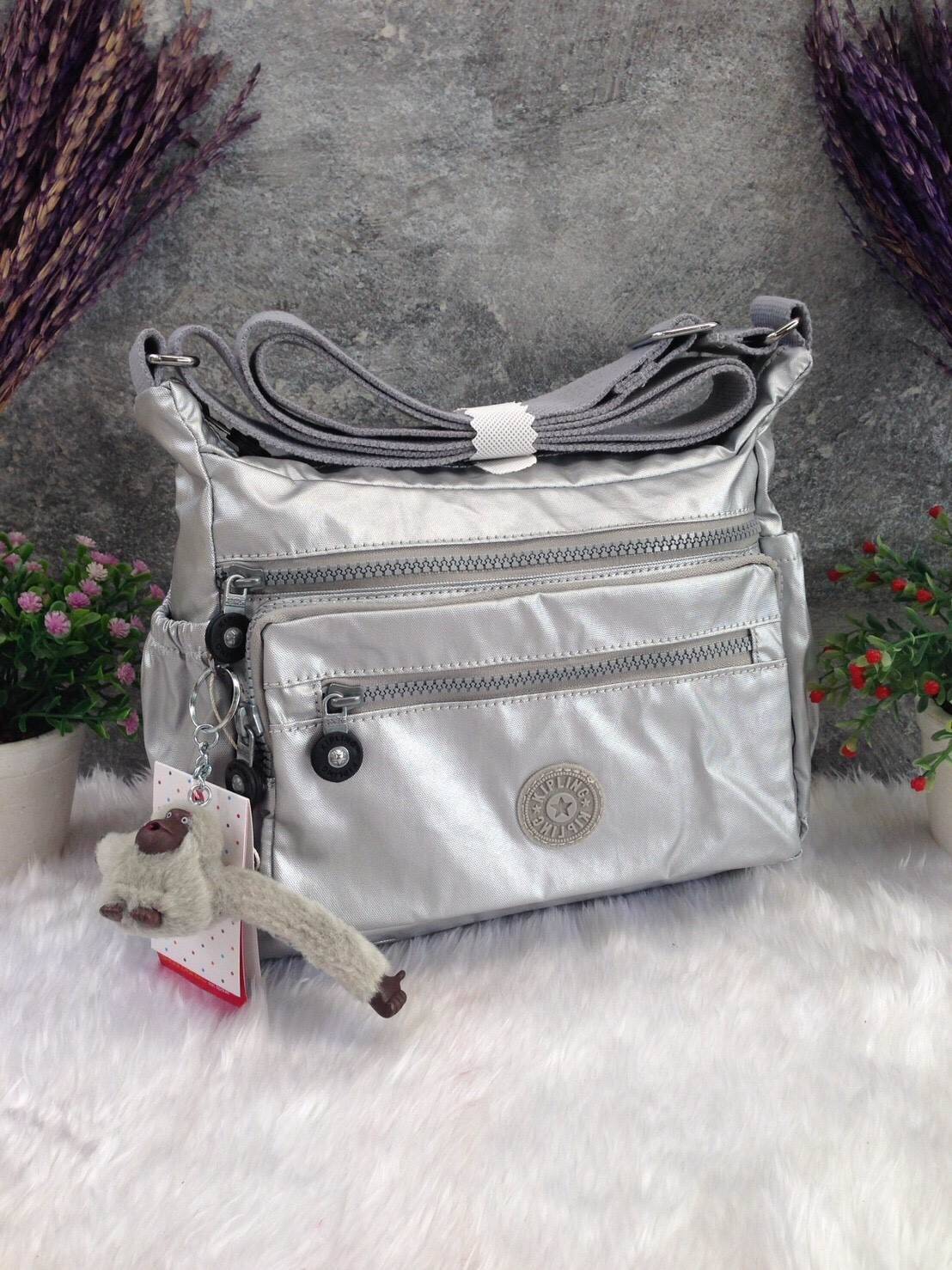 KIPLING Shoulder Bag (K25511) Outlet Hongkong กระเป๋าสะพาย วัสดุ nylon คุณภาพดี กันน้ำ ตามแบบฉบับแบรนด์ แบ่งเป็นช่องซิป 5 ช่อง สามารถใส่ไอแพด กระเป๋าสตางค์ใบยาว และมือถือได้ทุกรุ่นค่ะ จุคุ้มมากๆ น้ำหนักเบา สายสะพายปรับได้ จะสะพายไหล่ หรือ crossbody ได้สบา