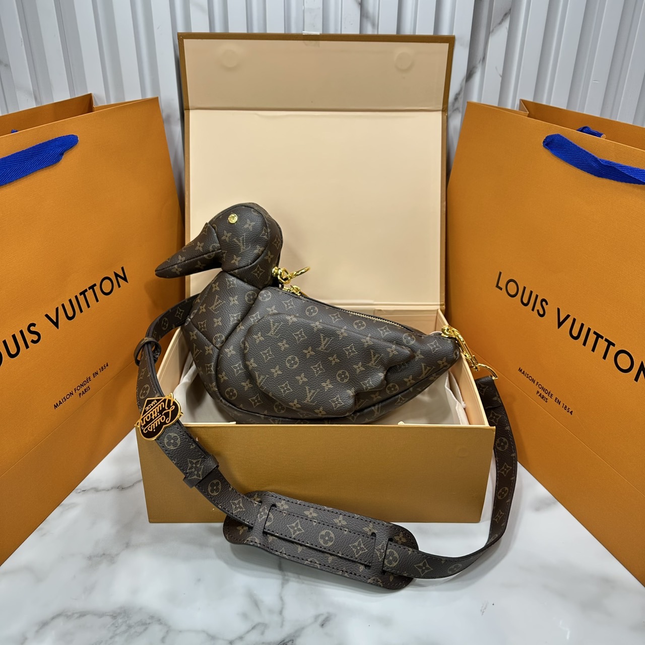 ORI หนังแท้ | LV Duck Bag Monogram coated canvas body and trim กระเป๋าดีไซน์รูปน้องเป็ด 3D กระเป๋าสะพายไหล่ขนาดกะทัดรัดรูปทรงสัตว์อันเป็นสัญลักษณ์ของสไตลิสต์สตรีทแวร์ผู้นี้