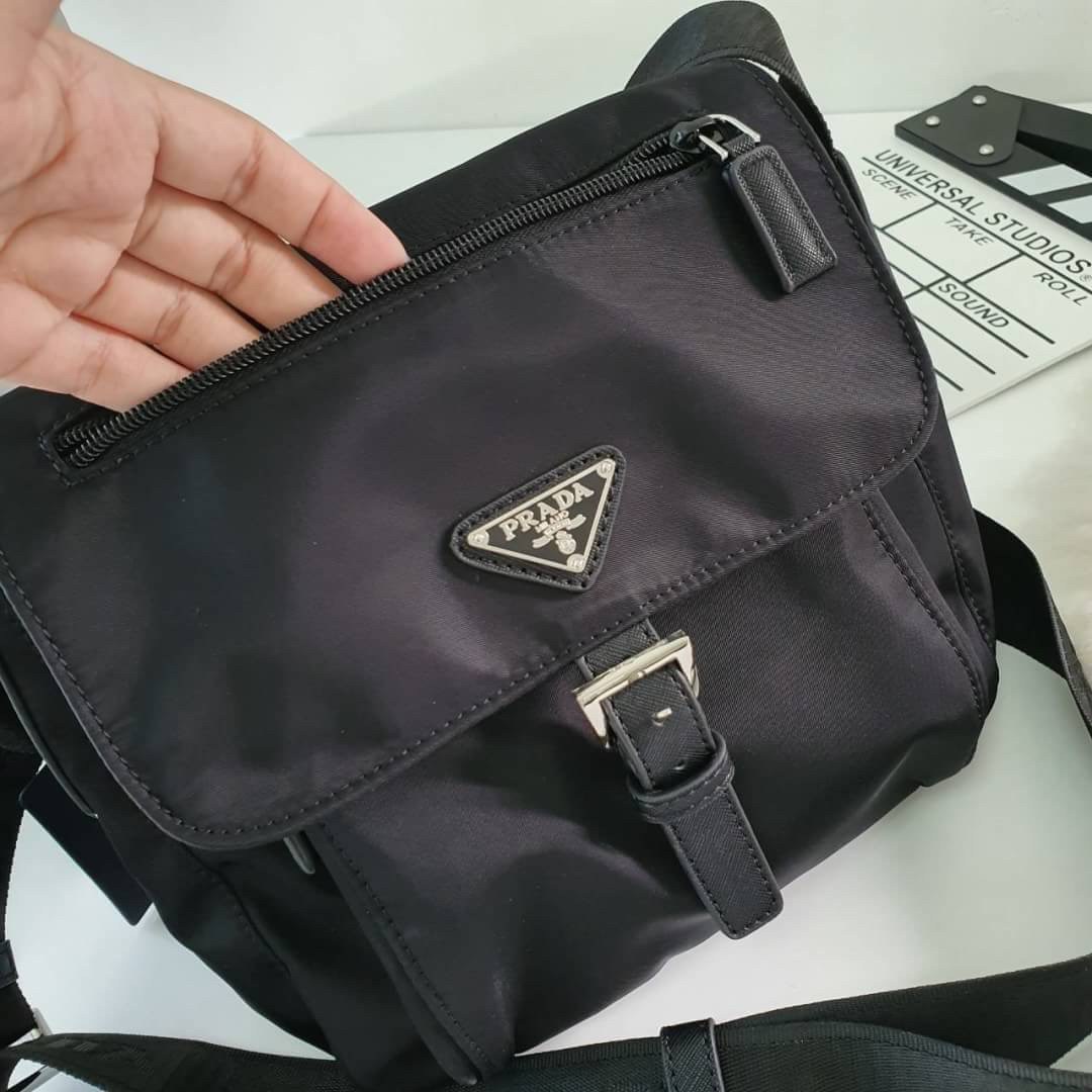 พร้อมส่งรุ่นขายดี กับงานพรีเมี่ยมกิ้ฟแบรนด์ดังอย่าง PRADA ทรง MESSENGER ทรงยอดฮิต สำหรับท่านชาย เนื้อผ้า Nylon มาพร้อมกับทรงสูง ใส่ ของได้หลากหลาย ขนาดกำลังดี เปิดปิดด้านหน้าด้วยตัวล็อคเข็มขัด ด้านในเปิดปิดด้วยซิป อะไหล่สีเงินทั้งใบ จะซื้อใช้เองหรือบมอบเป