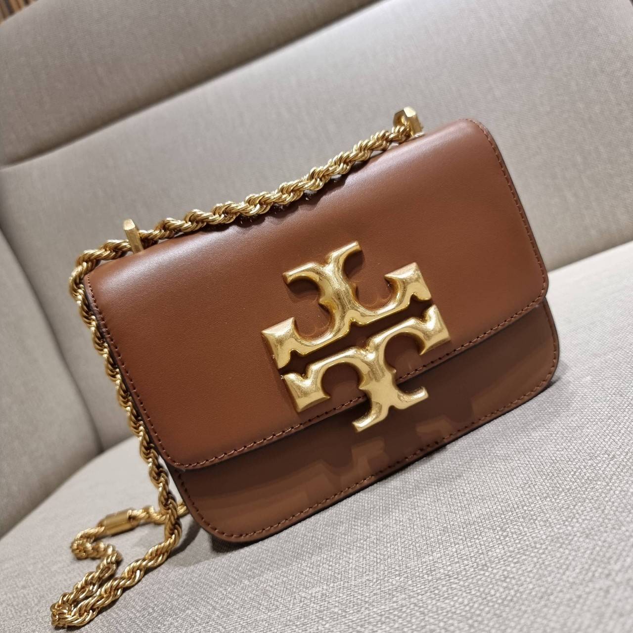 TORY BURCH ELEANOR SMALL CONVERTIBLE SHOULDER BAG ฮอตไอเท็ม รุ่นนี้ขายดีขายหมด คัมแบค!! สวยหรู คุณหนู ผู้ดี!! หายากมากที่สุด!! กระเป๋าสะพายข้าง ดีไซน์อยู่ทรง ขนาดกำลังสะดวกใช้สำหรับสาว วัสดุหนังแท้เต็มใบ สีทูโทน เปิด-ปิดด้วยแถบแม่เหล็ก ภายในแบ่งสัดส่วนได้