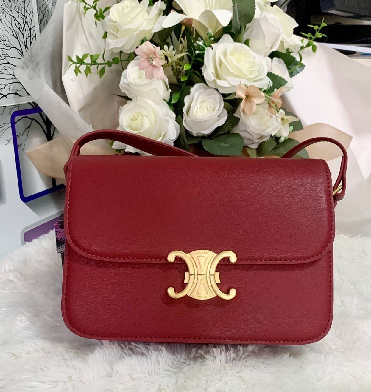 VIP 】CELINE Medium Triomphe Bag In Shiny Calfskin Medium Triomphe Bag In Shiny Calfskin GIFT WITH PURCHASE (GWP) พรีเมี่ยมกิ๊ฟ Limited Edition จาก CELINE PERFUME DUTY FREE COUNTER วัสดุหนังแท้ (Calfskin) ซับในเป็นหนังแกะ (Lambskin) รูปทรงสี่เหลี่ยมผืนผ้า 