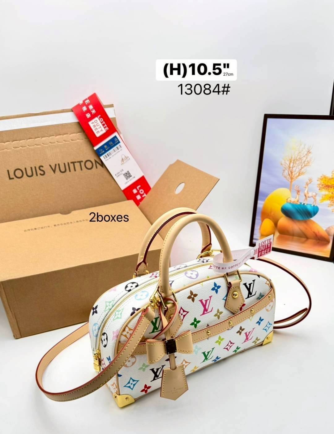 LV x TM Handbag East West Murakami กระเป๋าทรงโท้ทรุ่นท็อปฮิต กับดีไซน์ใหม่ต้อนรับฤดูร้อน โดดเด่นด้วยการตกแต่งลายพิมพ์ โทนสีสดใสสะดุดตา มาพร้อมพวงหนังห้อยรูปโบว์และแท็กปั้มแบรนด์ จับในตัวพร้อมสายสะพายข้าง รูปทรงสวยตลอดกาล