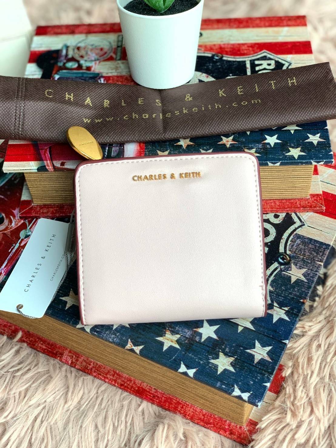 Charles & keith Classic Mini Snap Button Wallet กระเป๋าสตางค์ทรงสั้นรุ่นใหม่ชนช้อป! วัสดุpuหนังเรียบนิ่ม ด้านหน้าประดับโลโก้แบรนด์ด้วยโลหะตัวนูน ภายในเปิดปิดด้วยกระดุมทั้ง2ด้าน มีช่องซิปใส่เหรียญใบเล็ก สามารถถอดแยกกับชิ้นใหญ่ได้ ภายในยังมีช่องเสียบบัตร แล