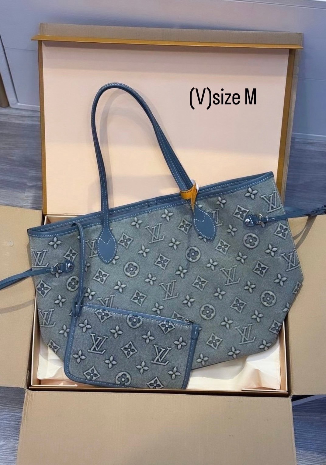 LV Neverfull Denim Tote Bag กระเป๋าสะพายทรงโท้ทเดนิมลายโมโนแกรมปั้มนูนคมชัดสวยหรูลัคชู ลวดลายเอกลักษณ์สวยโดดเด่น พร้อมใบเล็กเข้าชุด