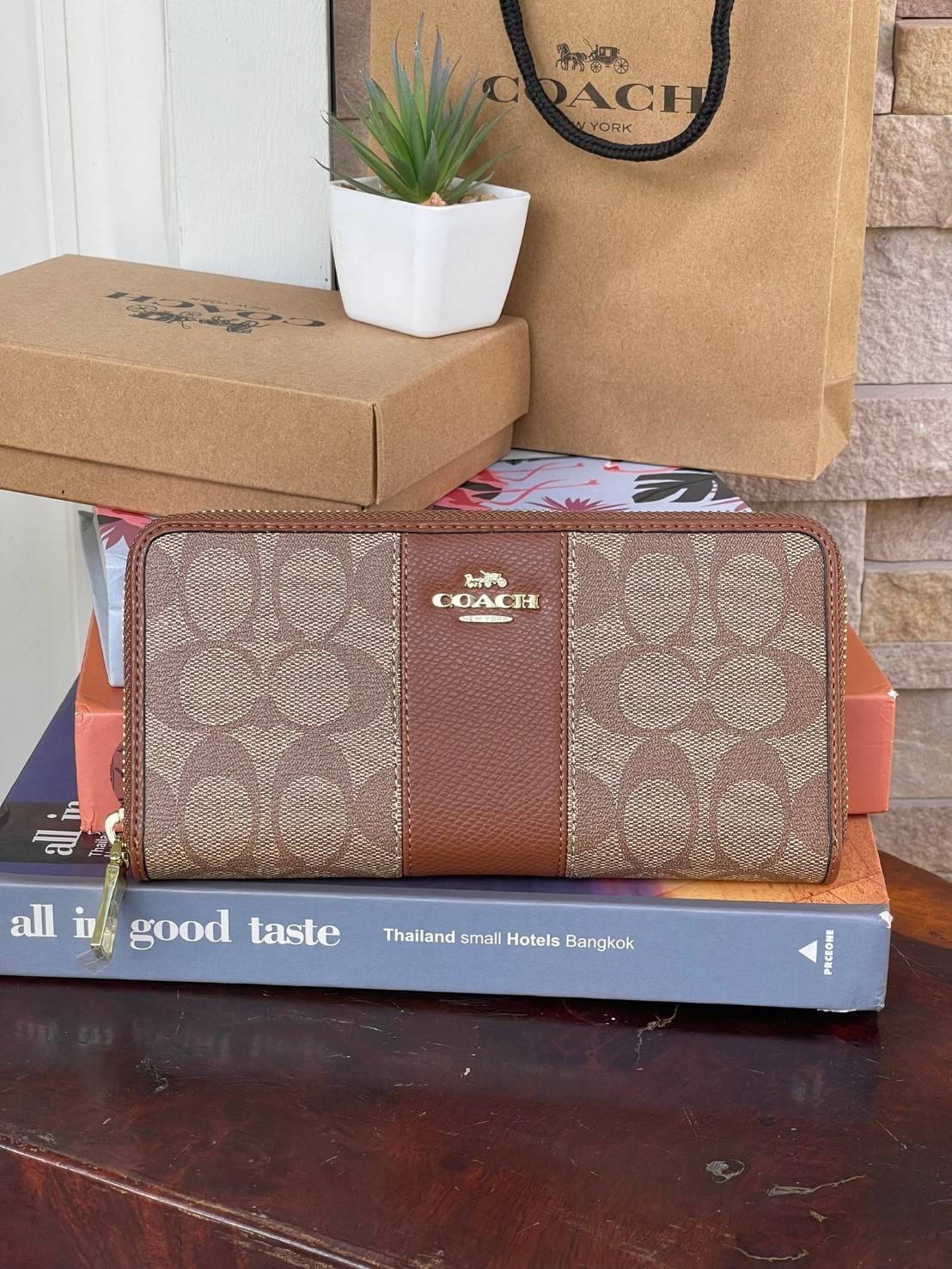 COACH F54630 ACCORDION ZIP WALLET IN SIGNATURE เป็นกระเป๋าสตางค์ที่เหมาะกับการใช้งาน นอกจากเพิ่มความมั่นใจแล้ว ยังทำให้ชีวิตของเราง่ายขึ้นอีกด้วย โดยการเปิดปิดแบบซิปรอบ สามารถใส่ธนบัตร เหรียญ บัตรต่างๆได้หลายใบเลยทีเดียว ขนาดของกระเป๋าสามารถถือแทนกระเป๋าค