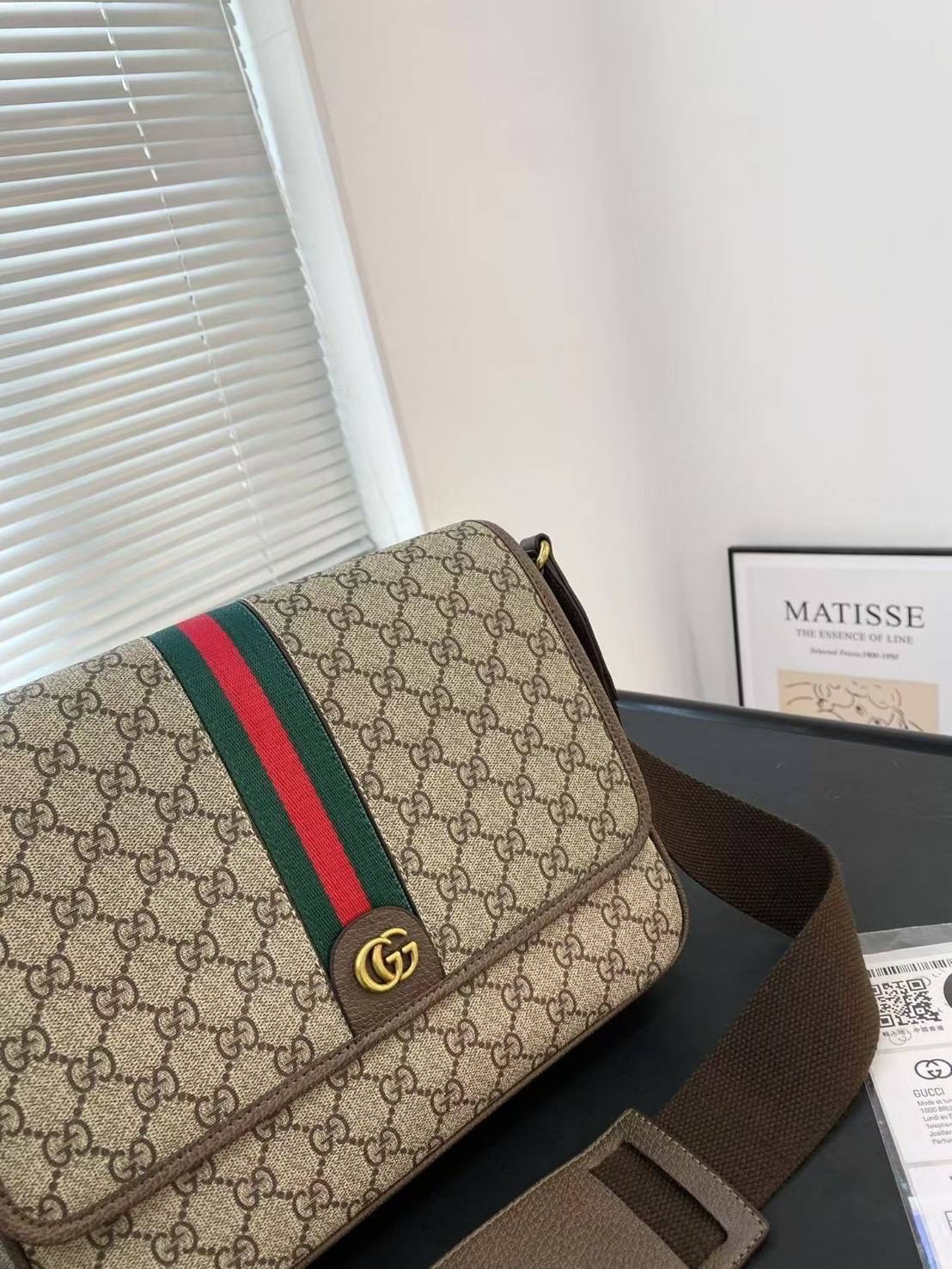 Gucci Ophidia medium messenger bag กระเป๋าทรงแมสเซนเจอร์ใบใหญ่กำลังพอดี ไอเท็มที่หนุ่มๆต้องไม่พลาด โดดเด่นด้วยลวดลายคลาสสิค คาดหน้าเขียวแดงสวยเป็นเอกลักษณ์