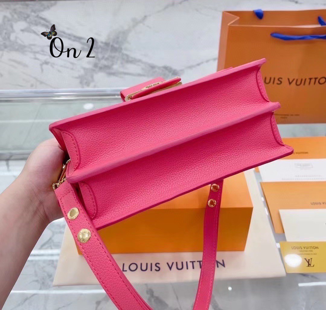 LV Dauphine Rose Fluo ไม่มองไม่เหลียวไม่ได้แล้ว!! ความหรูที่โดดเด่นโลโก้ปั้มนูนจากผ้ากำมะหยี่ สร้างดีเทลผู้ดี ลูกคุณมากๆ กระเป๋าสะพาย ดีไซน์เลิศ สวยปังในราคาโดนใจ แบบนี้ใครไหวไปก่อน ไม่ไหวก็ต้องสั่งได้เลยจ้า!!