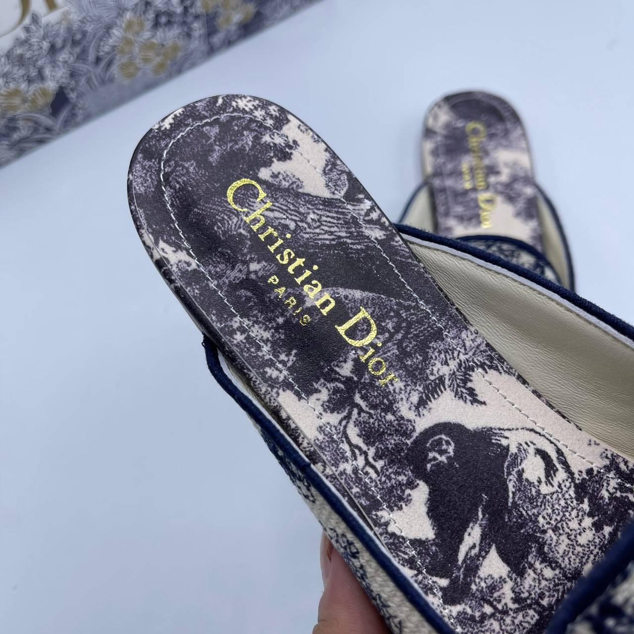 DIOR GRANVILLE ESPADRILLE SS21 Oblique Embroidered Cotton รองเท้าที่เป็นเอกลักษณ์ ที่สุดแห่งความหรูหราที่ใช้งานได้ทุกวัน ตัดเย็บจากผ้าฝ้ายปักลาย ประดับด้วยรายละเอียดสวยงาม งานเกรดออริจินอล 1:1 เหมือนที่สุด มีเลข Code ภาพสินค้าถ่ายจากงานขายจริง ไม่โป๊ะแตกแ