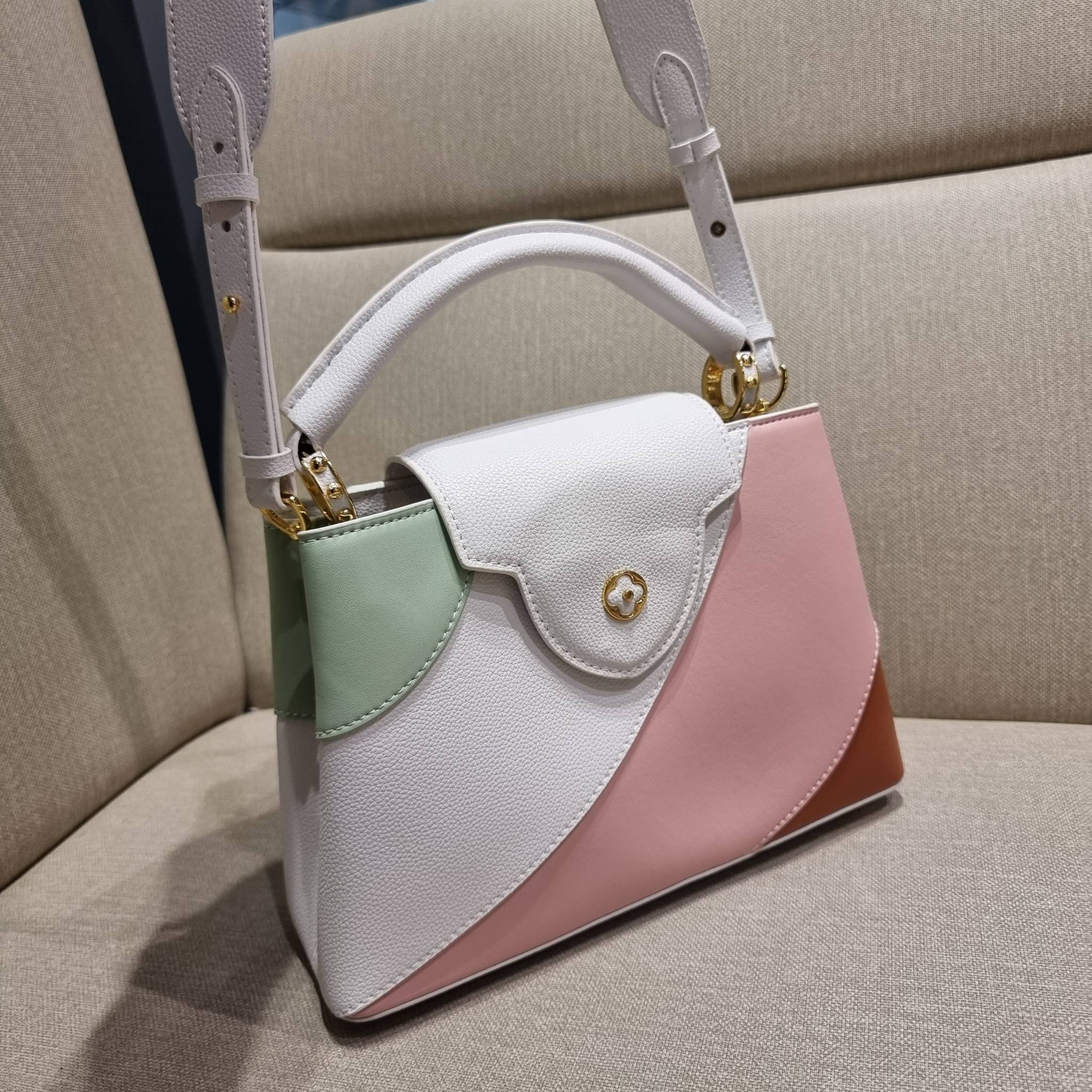 LV capucines top handle ที่สุดของความสวยในราคาเบาๆ กระเป๋าถือสุดหรู ดีไซน์ทรงคลาสสิค พร้อมลวดลายหรูหรา มาพร้อมหูจับในตัว ด้วยรูปทรงวินเทจและวัสดุหนังแท้ ขับผิว ทำให้ไอเท็มนี้สะกดทุกสายตาจริงๆ และยังมีลูกเล่นที่ฝาปิดกระเป๋า ที่สามารถปิด หรือสอดด้านใน ก็เห็