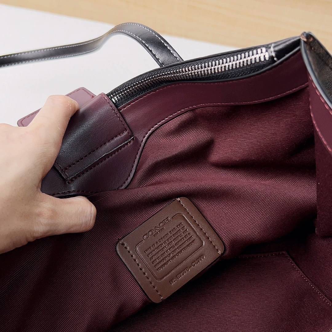 COACH NINA TOTE IN SIGNATURE CANVAS CL399 พร้อมส่ง 2 สี กระเป๋าโท้ทสะพายไหล่ ใบใหญ่ คอลเลคชั่นใหม่ ตอบโจทย์คนที่ชอบใส่ของเยอะๆได้อย่างดี ดีไซน์รูปทรงคลาสสิค เรียบหรู