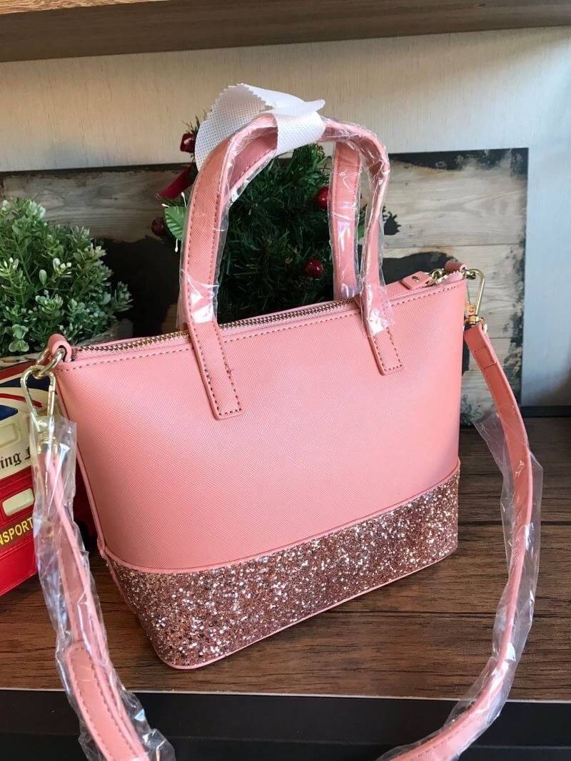 Kate Spade INA Greta Court Glitter Crossbody กระเป๋าถือหรือสะพายใบเล็ก วัสดุหนัง Saffiano สวยหรู ด้านหน้าประดับโลโก้สีทองสวย ก้นกระเป๋ามีดีเทลด้วยGlitter วิ้งๆดูหรู ภายในมีช่องซิปและช่องเล็ก สามารถใส่ ipad mini กระเป๋าสตางค์ใบยาวและของจุกจิกได้เยอะ มีหมุด