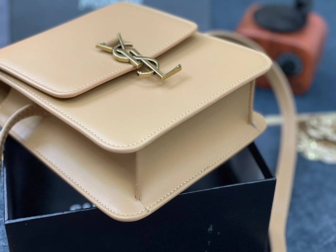 หนังแท้ YSL Yves Saint Laurent small leather shoulder bag กระเป๋าสะพายทรงเหลี่ยมแนวตั้งดีไซน์สวยหรูอยู่ทรงมีโลโก้แบรนด์ด้านหน้า อะไหล่ทองสวยหรู ภายในโล่งกว้าง สายสะพายหนังยาวปรับระดับได้ Rare items เด็ดๆแบบนี้ห้ามพลาด!