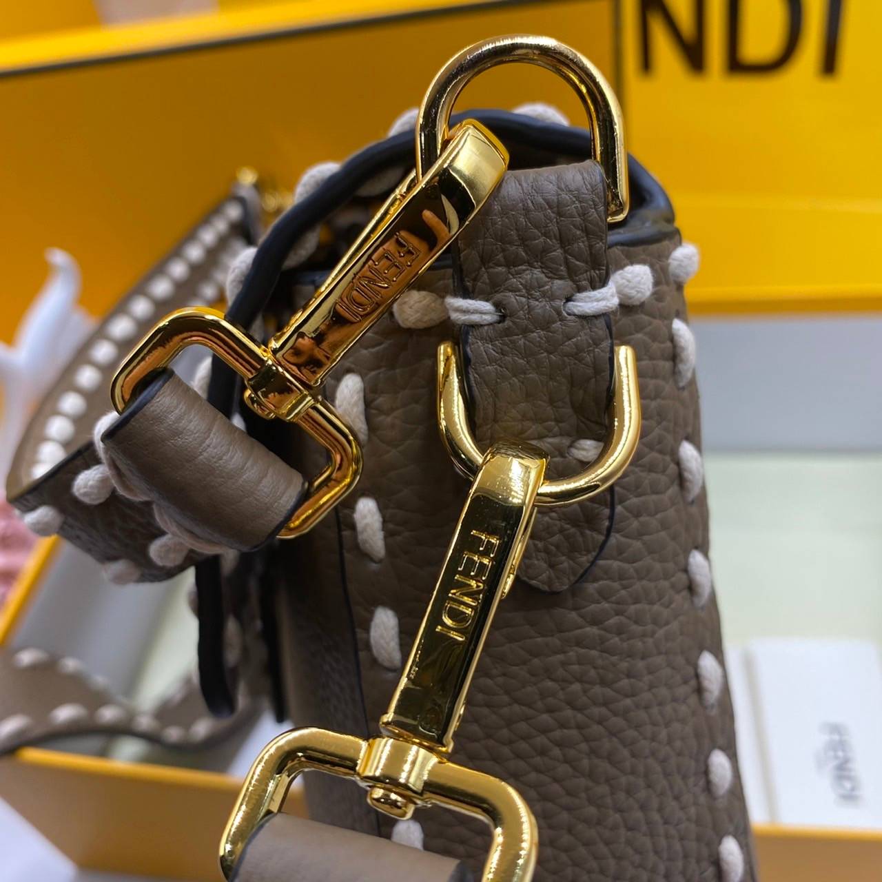 หนังแท้ Fendi Baguette full grain leather bag