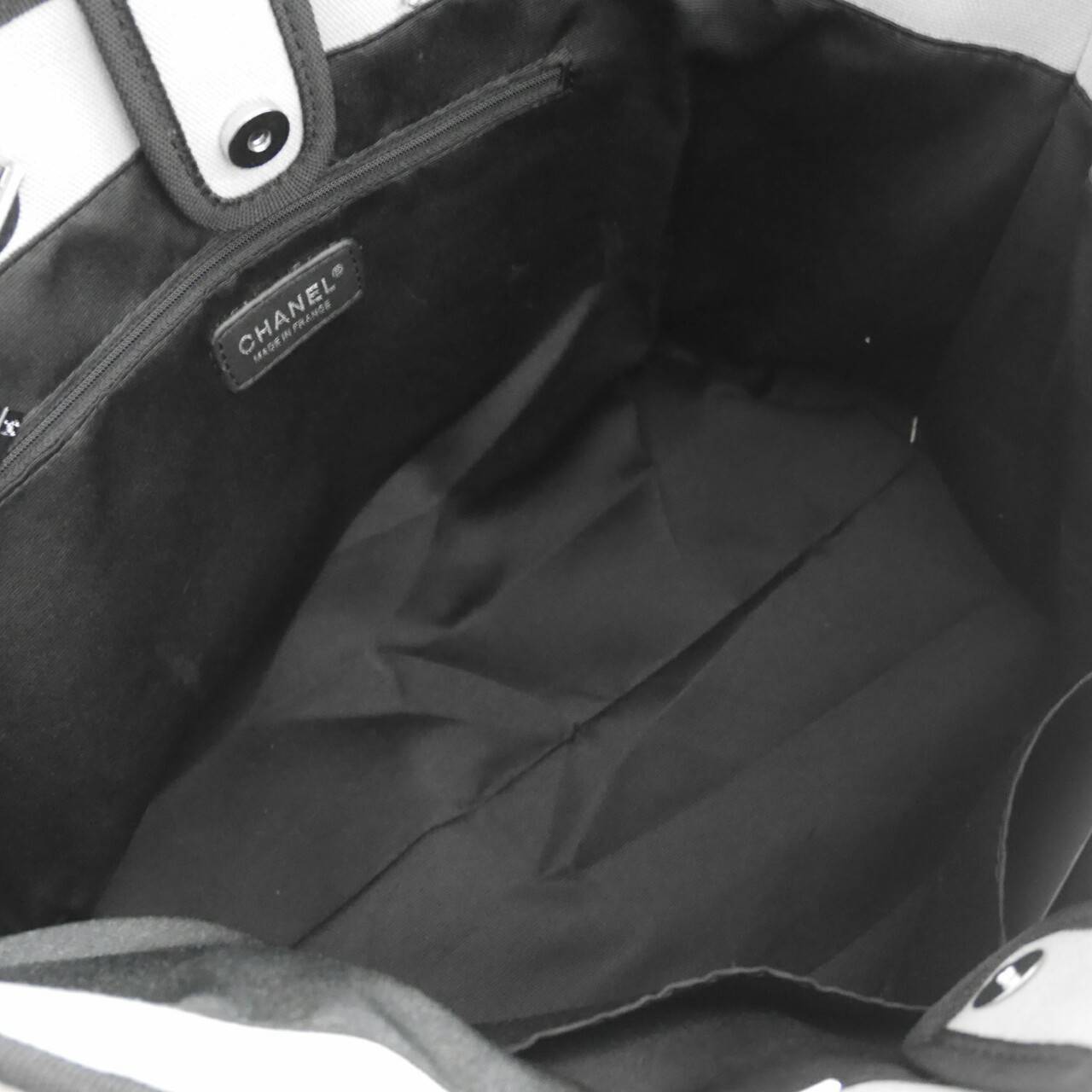 รุ่นใหม่ล่าสุด!! ที่สาวๆรอคอย Chanel tote canvas bag จากงานพรีเมี่ยม VIP GIFT รุ่นดังเลยค้า Size ใหญ่อลัง บอกเลยว่า **งานดีที่สุด ตัวกระเป๋า กระเป๋าผ้าเป็นผ้า canvas เนื้อดีสมราคา สัมผัส นุ่มลื่นมือมากกกก อะไหล่เงินปั้มแบรนด์แท้ทั้งใบ ด้านหน้าปัก logo แบร