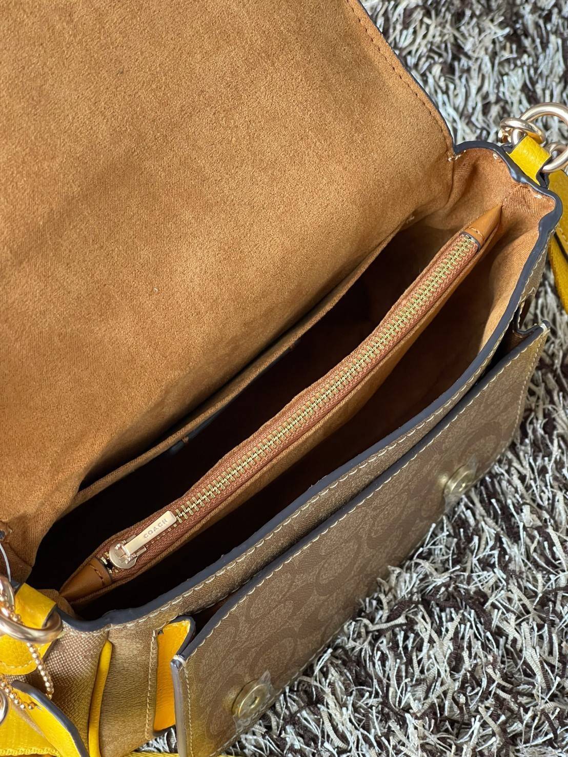 COACH Lucy Crossbody กระเป๋าใบนี้ขนาดกะทัดรัดกำลังดี เพียงพอสำหรับใส่ของจำเป็นที่ต้องการพกติดตัว ที่สำคัญใช้งานง่ายสามารถหยิบของได้สะดวกรวดเร็ว วัสดุผ้าใบเคลือบซิกเนเจอร์และหนังกรวดละเอียด ด้านในมีซิปและกระเป๋าอเนกประสงค์ ปิดสแน็ปอิน กระเป๋าแบบเปิดด้านนอก