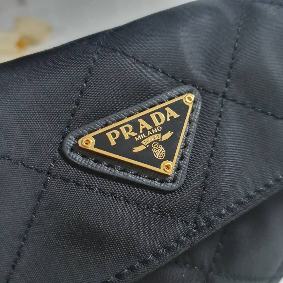 PRADA SHOULDER BAG ส่งตรงจากเคาเตอร์ต่างประเทศ นานๆจะมาทีคะ **ขนาดมินิปุ๊กปิ๊ก กับแบรนด์ Prada เก๋ ไม่ซ้ำใครแน่นอนคะรุ่นนี้ เปิดปิดด้วยกระดุมแม่เหล็ก ภายในบุผ้าแบรนด์ และ มีป้ายโลหะแบรนด์ **อะไหล่ทองเข้มทั้งใบ สามารถใส่Iphone11+ ได้ งานน่ารัก ราคาดี้ดีแบบ