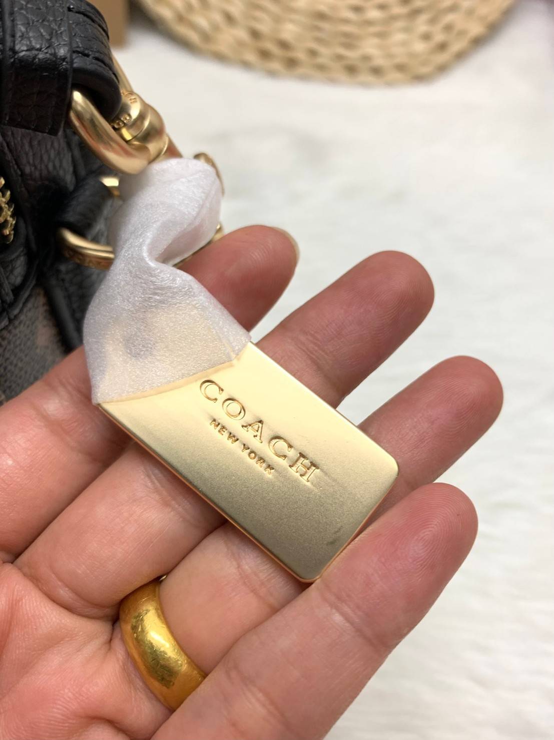 COACH JES CROSSBODY WITH HORSE AND CARRIAGE PRINT ((91109)) กระเป๋าสะพายครอสบอดี้ร์ หนังแท้นิ่ม ลายปริ้นรถม้าทั้งใบสวยงามมากๆค่ะ กระเป๋าแบ่งเป็น2ช่องซิปหลัก ช่องกว้างสามารถใส่กระเป๋าเงินใบยาวได้;ของจำเป็นได้ครบเลยค่ะ;มีช่องให้ใส่ของจุกจิก;พร้อมช่องโล่งด้า