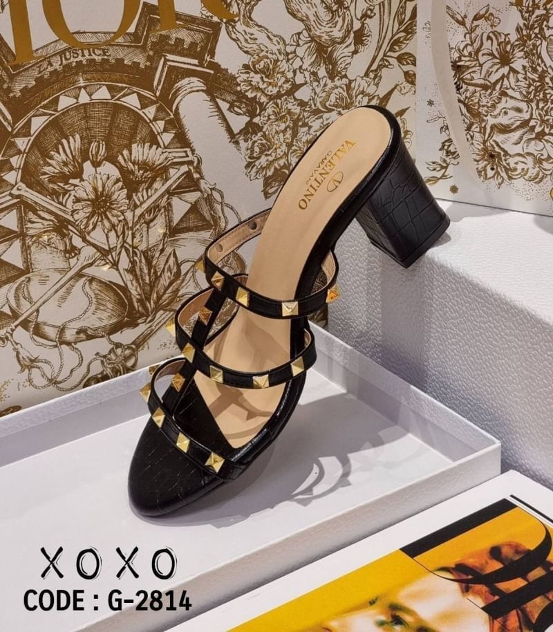 Valentino รองเท้า งานสวม หมุด สวยเก๋ ของมันต้องมีคะ แมทส์ชุดไก้หลากหลาย สวมใส่ง่าย วัสดุหนัง PU พิมพ์ลายคล้ายหนังแท้ ส้นแท่ง ใช้งาน ยื่น เดิน สบาย ไม่เมื่อย