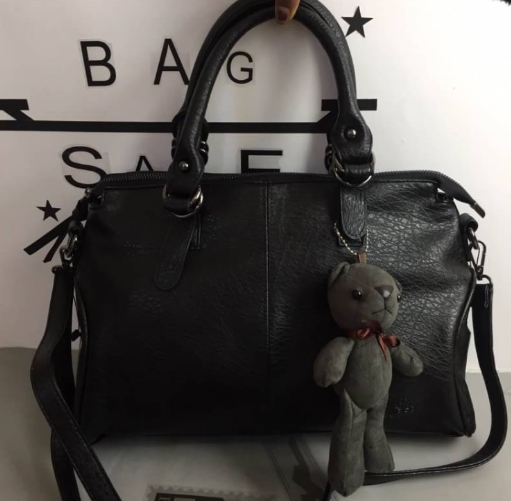 กระเป๋าแฟชั่น KEEP รุ่น Parish hand bag with bear KEEP รุ่น Parish hand bag with bear หนังเนื้อดี นิ่มมาก ลายหนังสวย เนื้อmatte ขนาดกระเป๋ากำลังดี มีช่องย่อยแบ่งเก็บของด้านในเป็นสัดส่วน มีสายยาวสะพายปรับได้ free size มาพร้อมพวงกุญแจน้องหมี