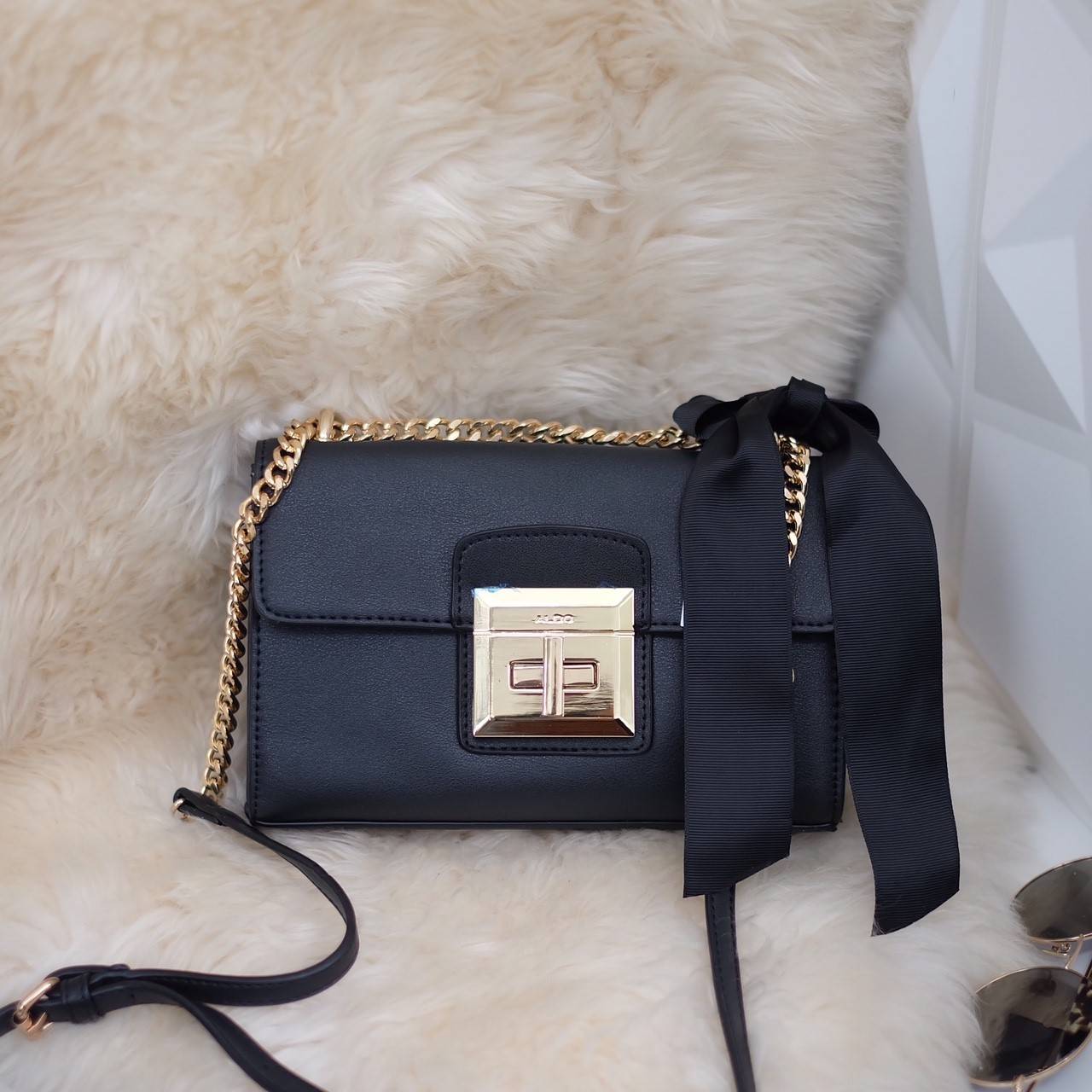 Aldo กระเป๋า สะพาย สวยๆ ขนาดกำลังดี ดีไซน์ หรูหรา ด้านหน้าตัวล็อคทอง Rose gold ดีไซน์สวย เพิ่มความมีสไตล์ให้กับกระเป๋า แถมริ้บบิ้นผูกเพิ่มความน่ารัก (สามารถถอดออกได้) ใบนี้สะพายออกงานสวยเกิดแน่นอนค่ะ รับประกันเลย