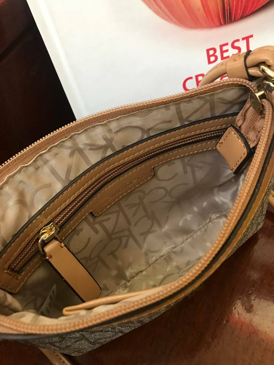 Calvin klein mini crossbodyBag กระเป๋าสะพายทรงครอสบอดี้ มีลายแบรนด์เป็นซิกเนเจอร์รอบใบทั้งภายในและภายนอก เปิดปิดด้วยซิปเดียวใช้งานง่าย ใบมินิน่ารัก ใส่ธนบัตร บัตรต่างๆ เครื่องสำอางค์ของจุกจิกได้ ต้องมีสะพาย นับเป็นตัวเลือกที่น่าสนใจสำหรับคนที่กำลังมองหากร