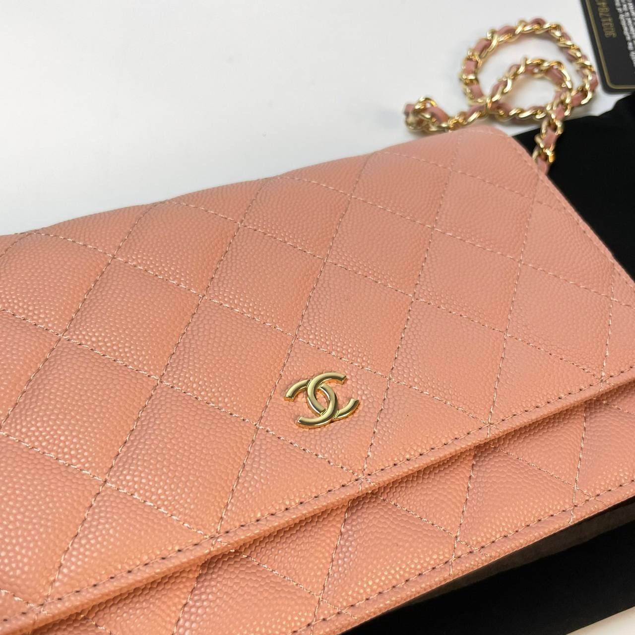 VIP 】หนังแท้ CHANEL WOC style โทนสีพาสเทล กระเป๋าสะพายทรงสวยตลอดกาล วัสดุหนังลายคาเวียร์ เนื้อนุ่ม อยู่ทรงคุณภาพดีตามแบบฉบับของแบรนด์ น้ำหนักเบา ด้านหน้ามีโลโก้แบรนด์อะไหล่หรู มีช่องใส่บัตร ใส่ของจุกจิก เปิดปิดด้วยฝาปิดกระดุม ซับในหนัง ตัวจริงสวยมากๆถูกใจ