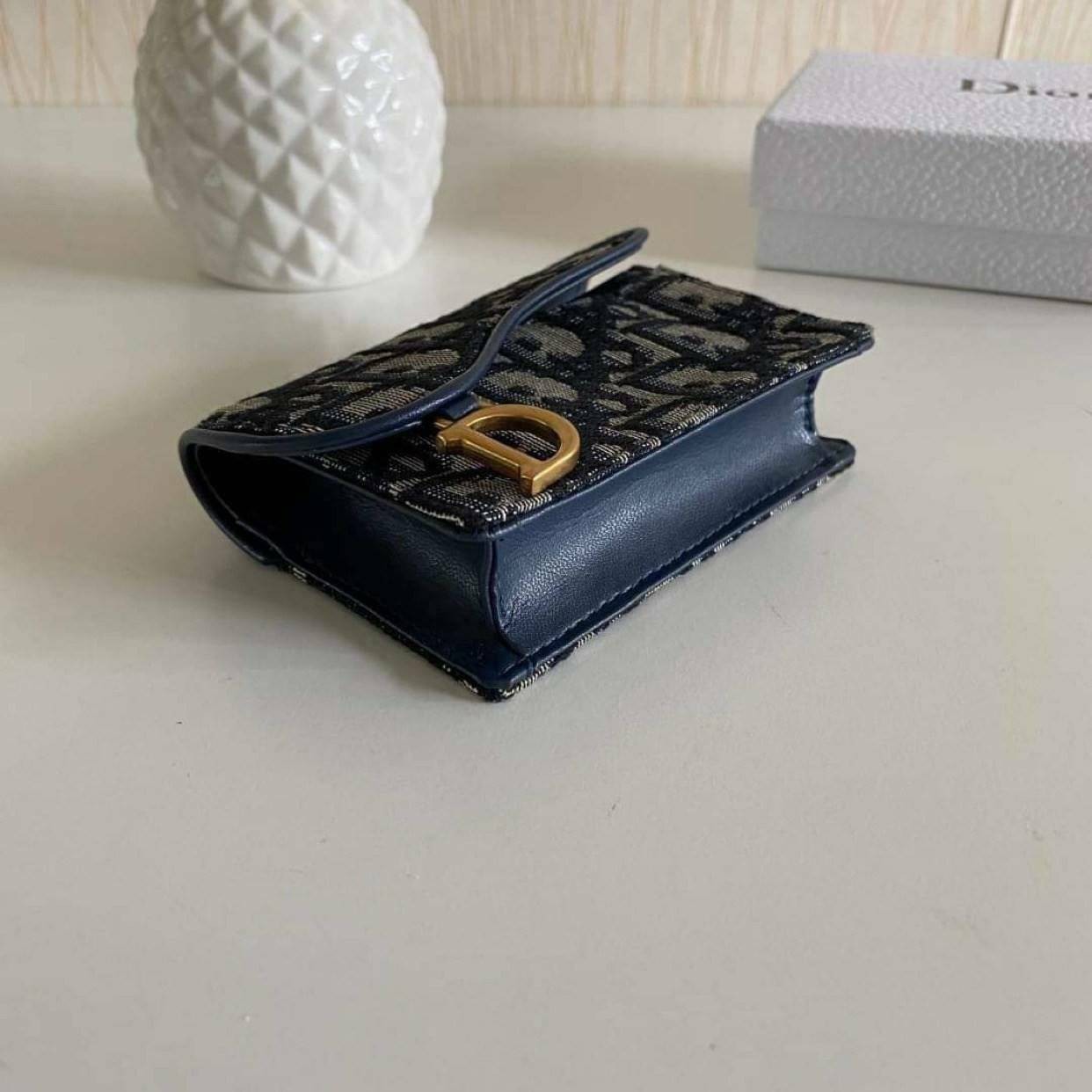 VIP 】DIOR MONOGRAM SADDLE FLAP CARD HOLDER กระเป๋าใส่บัตร ใส่เหรียญ วัสดุหนังแท้ และผ้า Jacquard อย่างดี ทอสวยงามที่สุด ผสมผสานความสง่างามและคลาสสิกที่เข้ากับยุคสมัย ด้านหน้าโดดเด่นด้วยซิกเนเจอร์ของ Christian Dior อะไหล่สีทองอ่อน เงางาม เป็นอีกหนึ่งรุ่นที