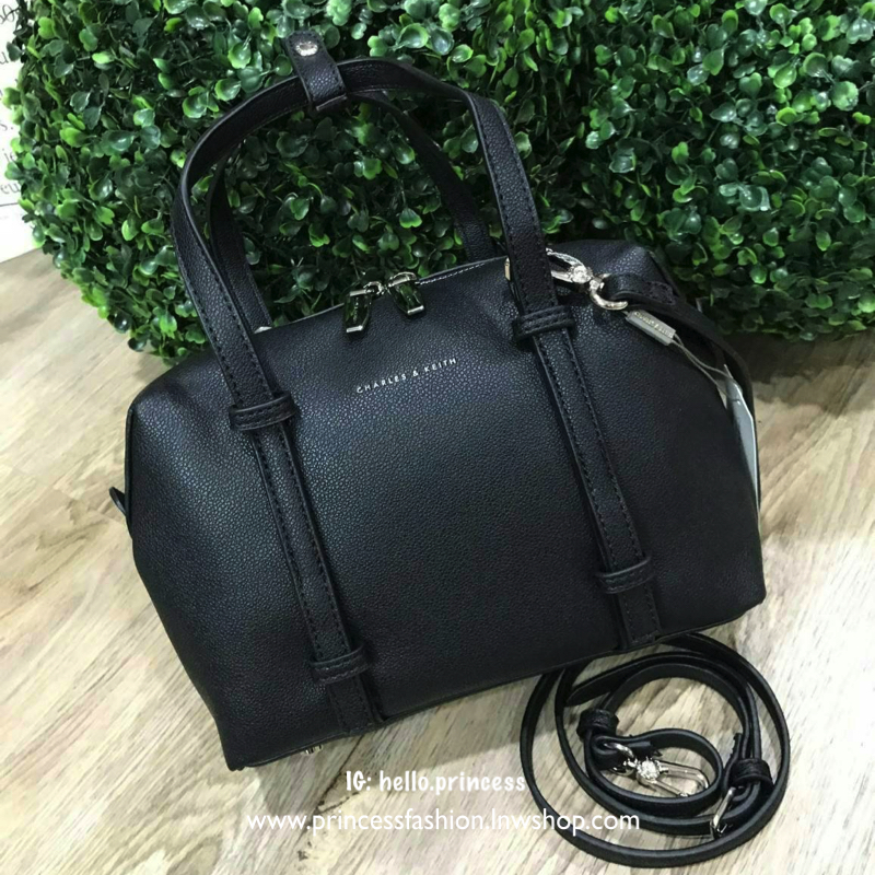 CHARLES & KEITH BOWLING BAG กระเป๋าถือหรือสะพายทรง Bowling วัสดุหนังแกะสังเคราะห์สวยอยู่ทรงขนาดกำลังดี น้ำหนักเบา หูจับถนัดมือ เปิดปิดด้วยซิปคู่สะดวกใช้ ภายในโล่งกว้าง มี1ช่องซิป พร้อมสายสะพายยาวถอดได้ปรับระดับได้ ภาพถ่ายจากสินค้าจริง ดีไซน์คลาสสิคสวยน่าใ