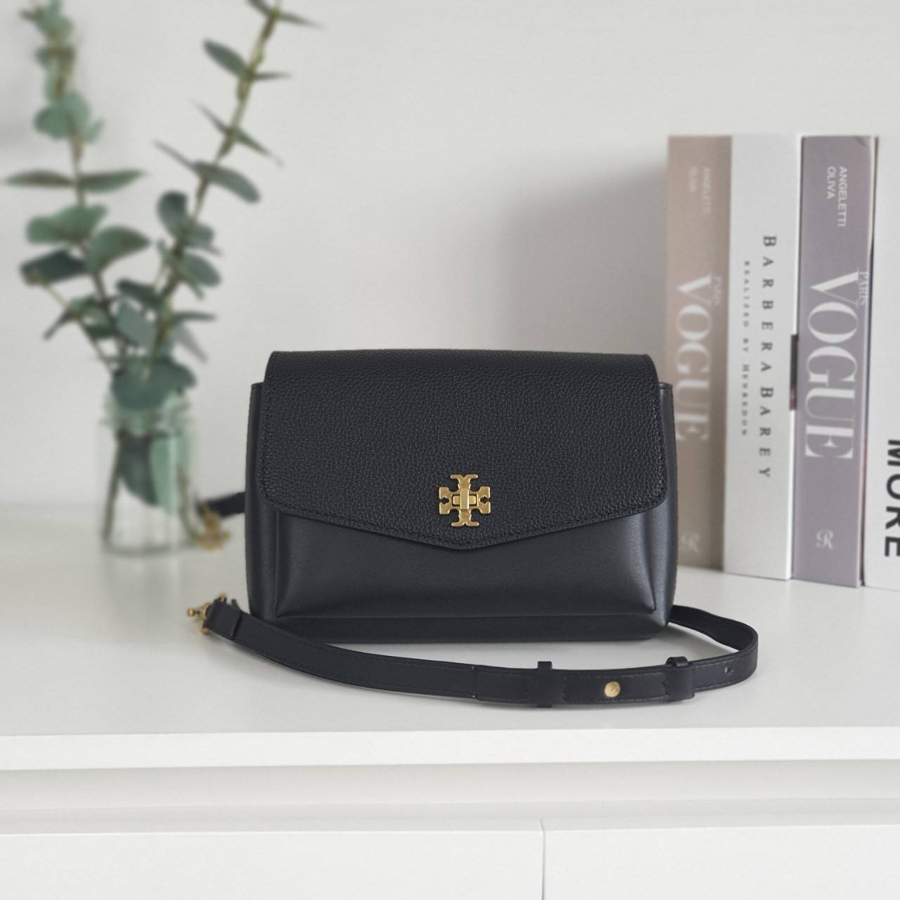 TORY BURCH CROSSBODY BAG กระเป๋าสะพายข้าง **หนังสวยมาก อะไหล่ทองวินเทจ ด้านหน้าประดับโลโก้แบรนด์ เปิดปิดด้วยตัวล็อคหมุน ภายในโล่งกว้างบุผ้าปั้มแบรนด์ มีช่องใส่ของ 3 ช่องใหญ่ พร้อมช่องซิปและที่เก็บบัตร มาพร้อมสายยาวถอด-ปรับระดับได้ ขนาดกำลังดี รีบคว้าด่วนค