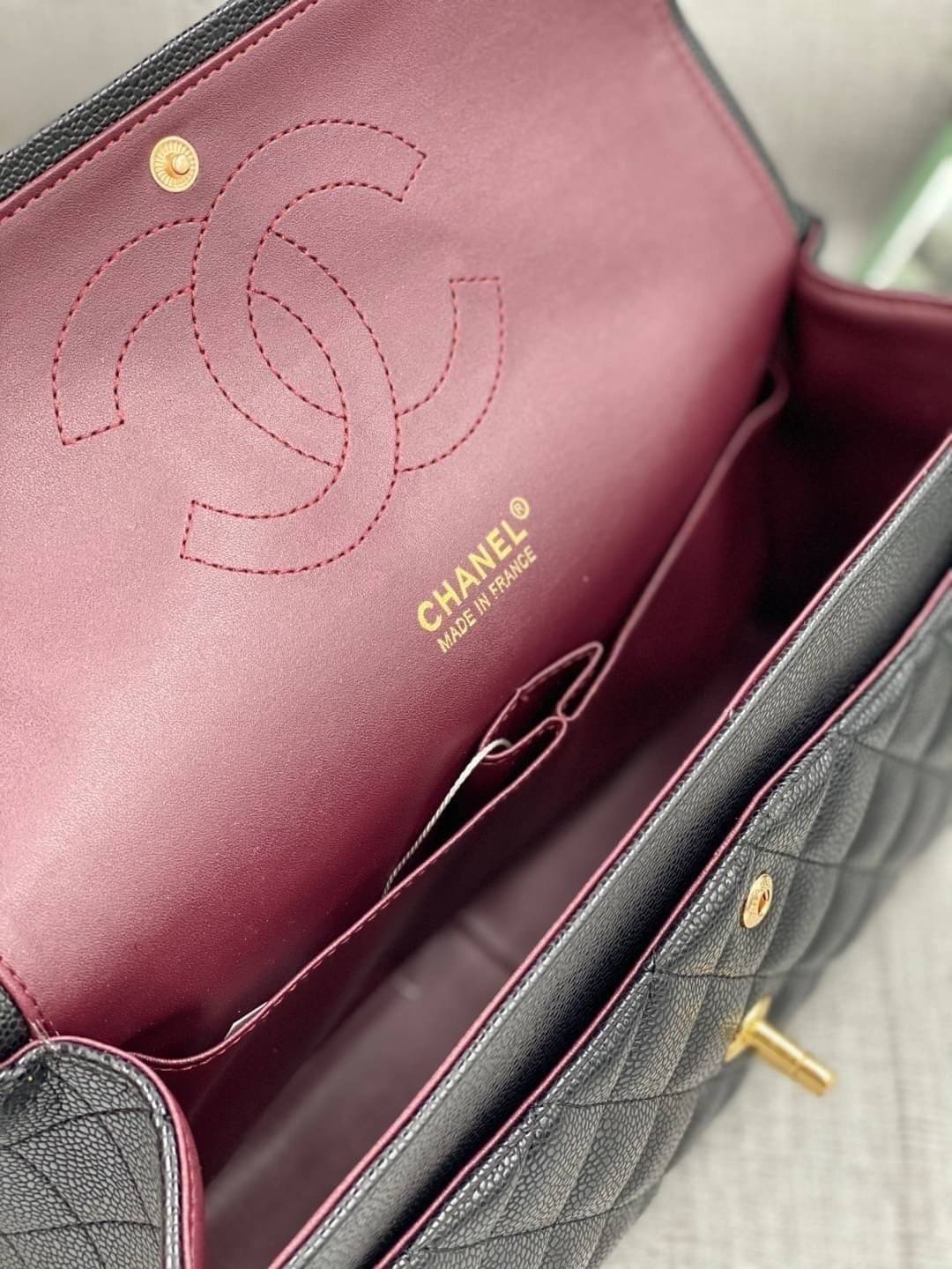 หนังแท้ CHANEL LARGE CLASSIC JUMBO HANDBAG 30cm พร้อมส่งที่ไทย Lambskin & Grained Calfskin กระเป๋าสะพายคลาสสิกใบใหญ่ หนังแท้และโลหะสีทอง/สีเงิน ภาพสินค้าถ่ายจากงานขายจริง ใช้งานต่างประเทศได้