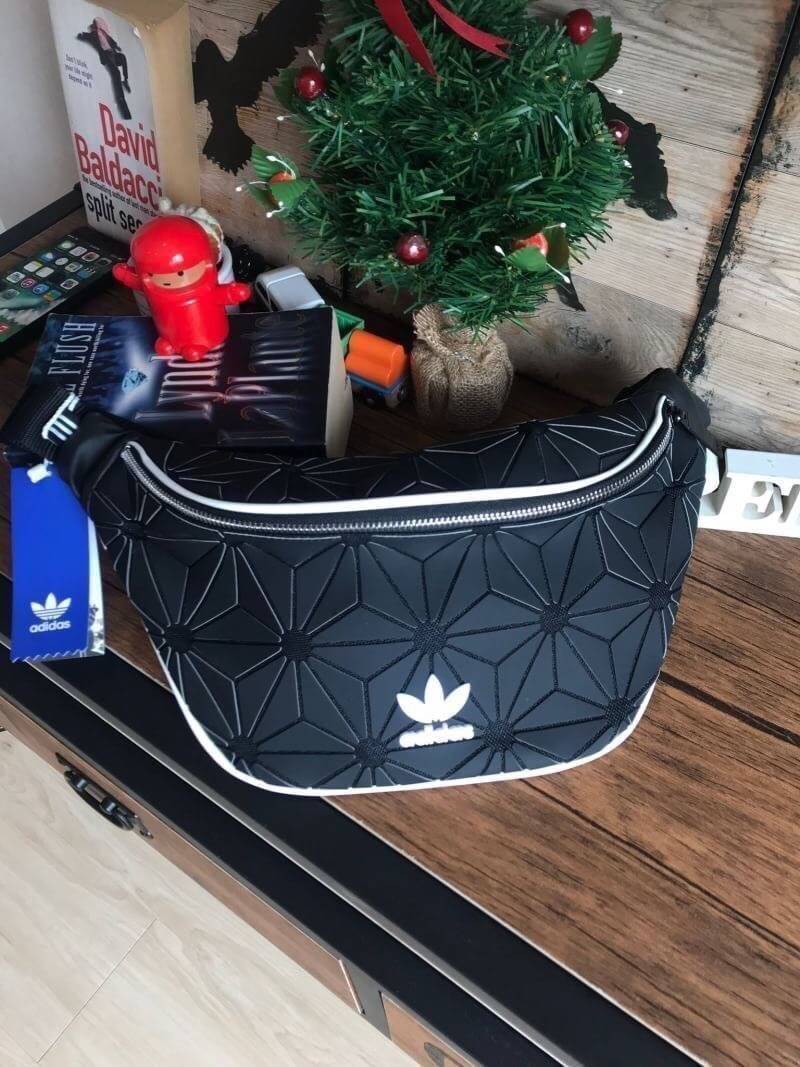 Adidas Originals 3D Mini Airline (ISSEY MIYAKE Style Shoulder Bag) กระเป๋าสะพายสไตล์สปอร์ตแบบคาดเอวคาดอกรุ่นใหม่ดีไซน์สุดฮิตสไตล์ ISSEY MIYAKE ใช้ได้ทั้งชายและหญิง ขนาดกำลังดี น้ำหนักเบา ด้านหน้าประดับโลโก้แบรนด์ เปิดปิดด้วยซิปสะดวกใช้อะไหล่ปั้มแบรนด์สวยด