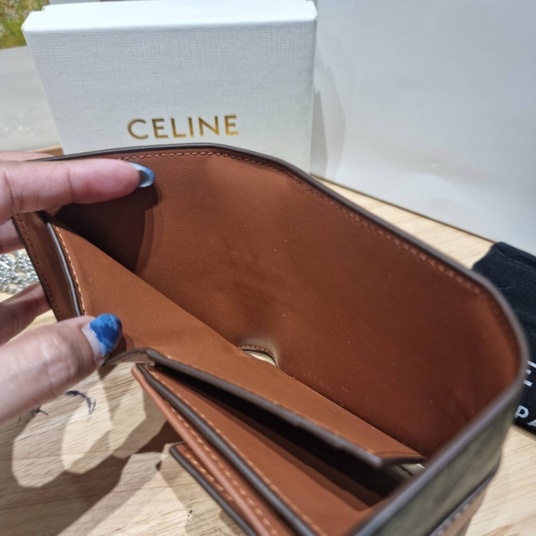 Celine small trifold wallet กระเป๋าสตางค์ดีไซน์สุดคลาสสิค วินเทจ เรียบง่ายแต่หรูหรา และยังมาพร้อมกับสายโซ่ สำหรับคล้องสะพายข้าง สะพายไหล่ได้ เริ่ดเว่อร์!