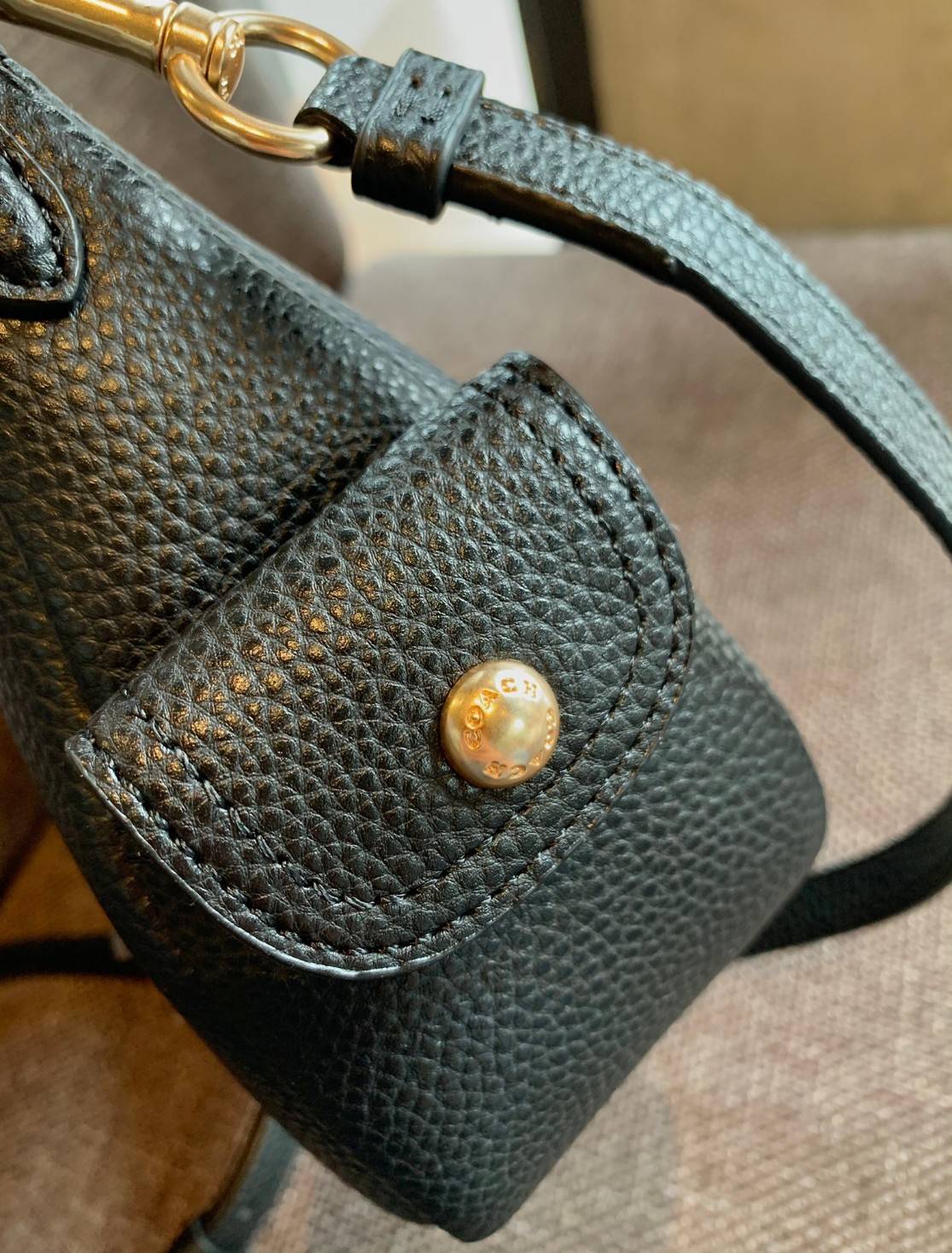 น้องออกใหม่ล่าสุดสวย หักใจไม่ลงเลยค่าา😘 COACH PENNIE SHOULDER BAG ((C7222)) พร้อมส่ง สีใหม่ล่าสุด ยังไม่มีในช๊อปไทยค่าา กระเป๋าหิ้ว//สะพายข้างได้ สุดคุ้ม! หนังแท้ชั้นดี ลายหนังสวย นิ่มมือดีมากๆค่ะ ปากกระเป๋าแบบซิปมีหนังห้อยเพิ่มความเก๋ ภายในกระเป๋