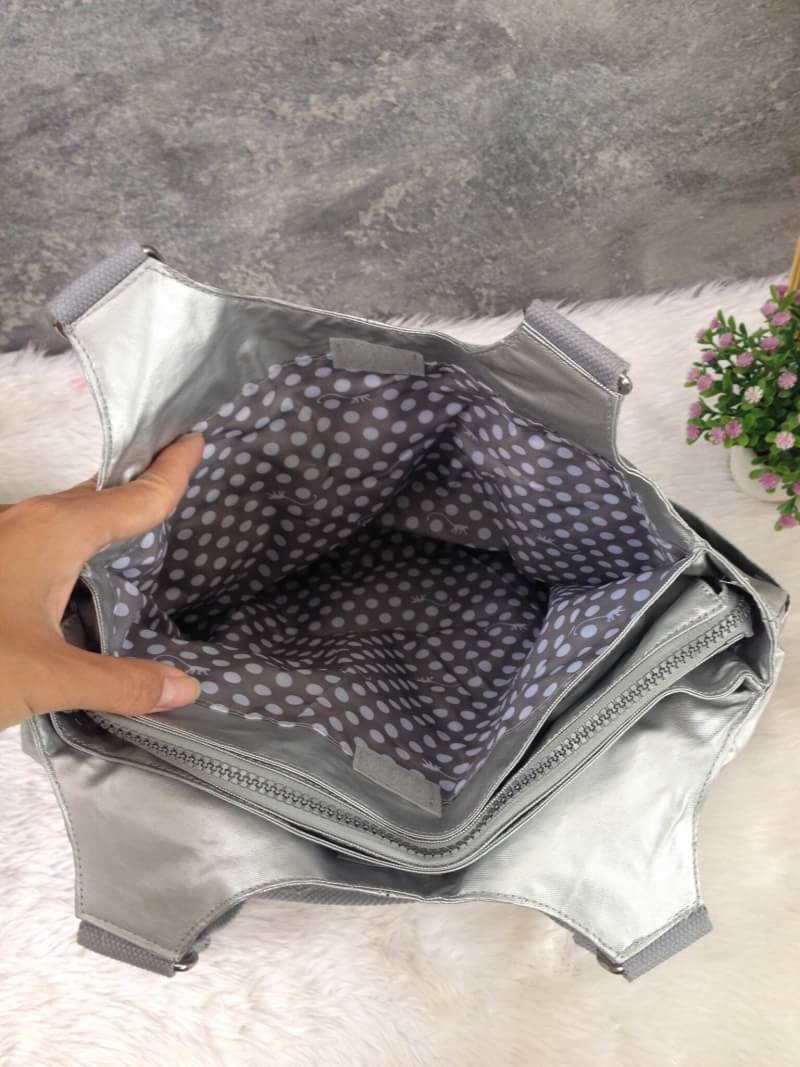 Kipling รุ่น Cicele กระเป๋าสะพายไหล่ใบใหญ่ สวยน่ารัก ตัวกระเป๋าด้านในเป็นช่องโล่งแบบปิดเปิดด้วยซิป มีช่องซิปด้านใน ด้านข้างกระเป๋า มี 2 ช่อง ปิดเปิด ด้วยเทป พร้อมที่ใส่โทรศัพท์ ปากกา และ MP 3 ในส่วนด้านใน และ ด้านข้างกระเป๋า ซ้าย-ขวา เป็นช่องขนาดเล็กสำหรั