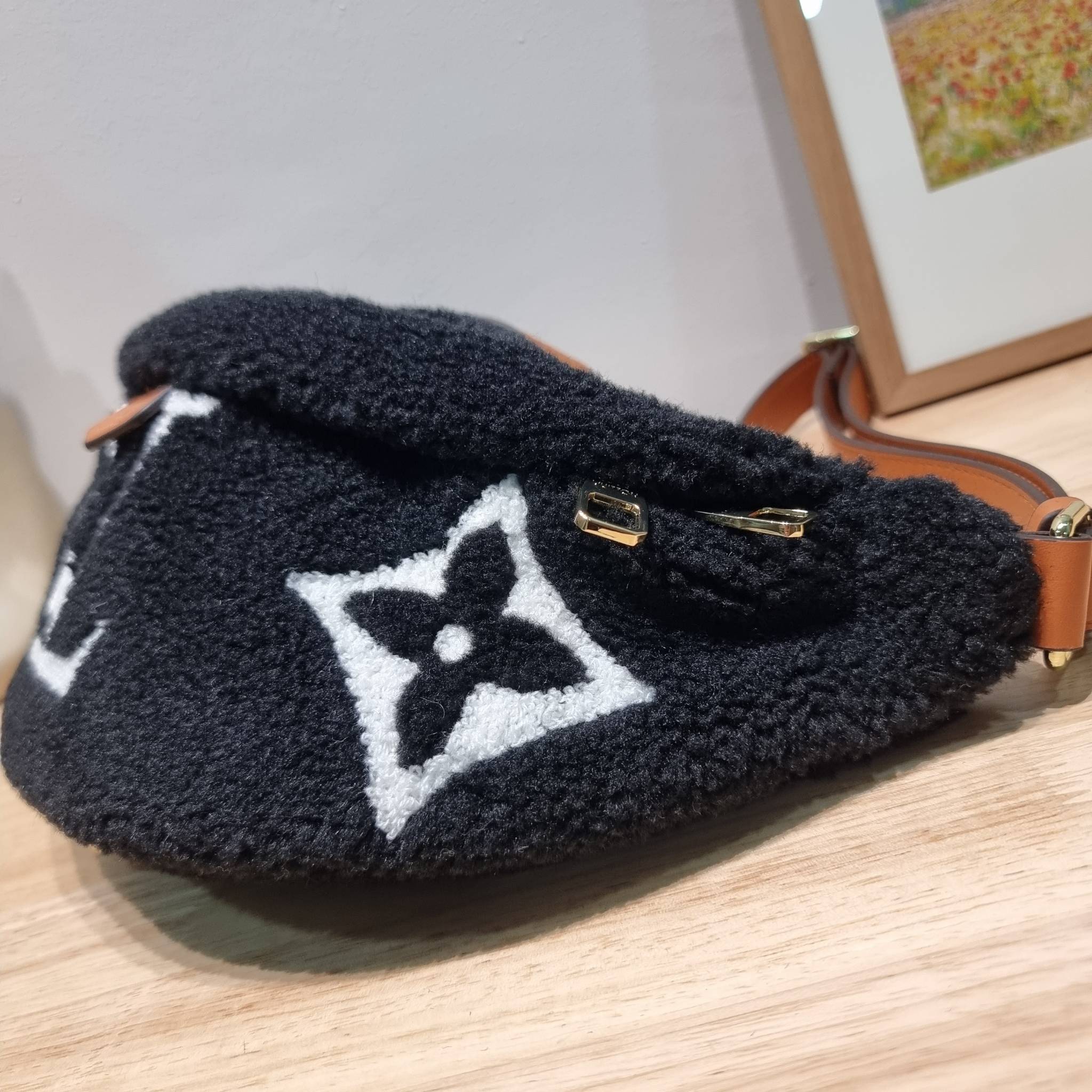 LV BUM BAG MONOGRAM TEDDY FLEECE / LV Teddy Limited Edition Bumbag ไอเท็มที่ต้องมี กับกระเป๋าคาดอก ดีไซน์เอกลักษณ์ โดดเด่นด้วยจัมโบ้ฟ้อนท์สีตัดกับตัวกระเป๋า เปิด-ปิดด้วยซิป ภายในเป็นช่องโล่ง โดยตัวกระเป๋าจะมีหูจับในตัว และสายสะพายที่สามารถปรับได้ตามตัว รุ