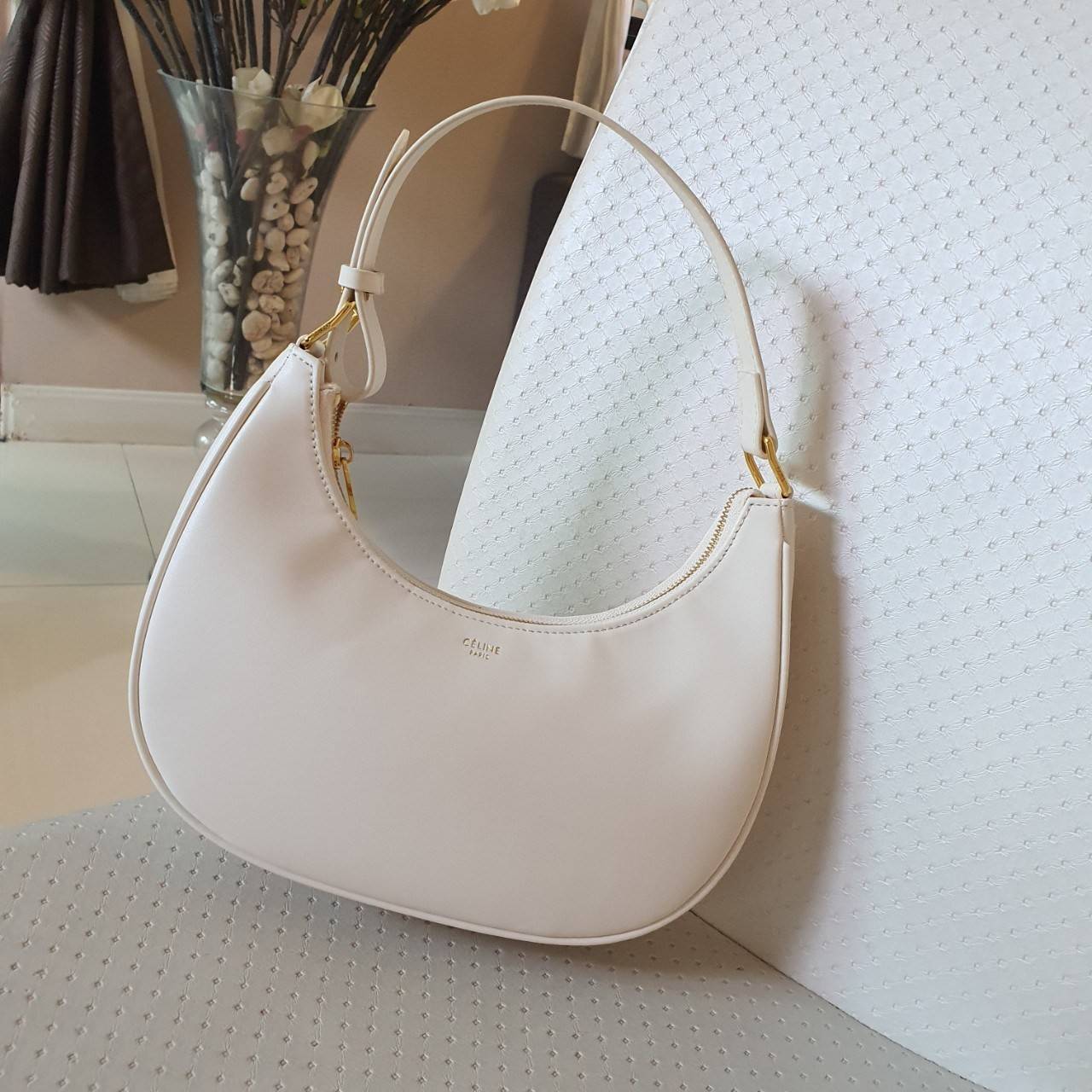 CELINE SHOULDER BAG VIP GIFT WITH PURCHASE (GWP) AVA BAG IN SMOOTH CALFSKIN พรีเมี่ยมกิ๊ฟ Limited Edition จาก CELINE HAUTE PARFUME DUTYFREE COUNTER วัสดุหนังสังเคราะห์เรียบสวย ดีไซน์สวยหรูฮิตสุดในเกาหลี! หนังสวยอยู่ทรงกันน้ำ เปิดปิดด้วยซิปแบรนด์ ภายในโล่ง