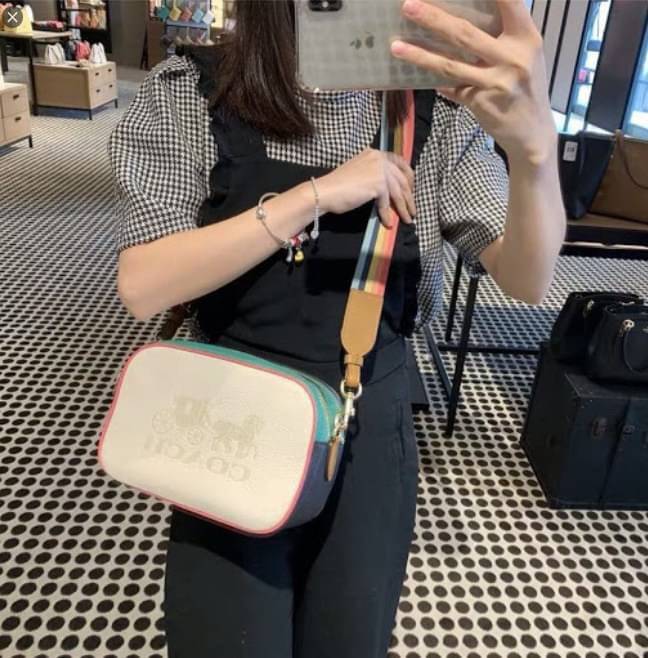 Coach Leather Jes Crossbody in Colorblock ((72704)) กระเป๋าสะพายข้าง//ครอสบอดี้ร์ วัสดุหนังแท้ หนังนิ่มสวยงาม มากๆค่ะ ด้านหน้ามีโลโก้แบรนด์เด่นชัดสะดุดตา ช่องหลักแบ่งเป็น2ซิป แต่ละช่องกว้าง ใส่กระเป๋าเงินใบยาวได้ ของอื่นๆได้จุค่ะ มีช่องเล็กให้ใส่ของจุกจิก