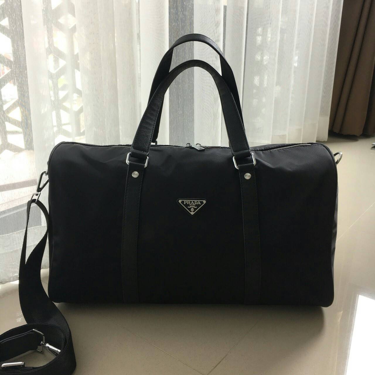 New arrival ! ของมันต้องมี♡ มาใหม่กับ กระเป๋าทรง Travel Bag ใส่ของได้เยอะมาก ไปต่างประเทศได้สบายคะ หมดห่วง ผู้หญิงทุกคนต้องมี ตัวกระเป๋าทำจากผ้า Nylon อย่างดี สามารถกันน้ำได้ ทรงสวยมากคะ มีความอยู่ทรงในระดับนึง ด้านหน้ามีโลโก้สวยงาม อะไหล่เงินทั้งใ