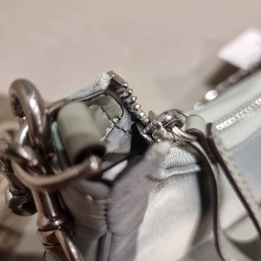 TORY BURCH MERCER NYLON SMALL SHOULDER BAG ใหม่ก่อนใคร!! กับคอลหวานๆ สดใสๆ กระเป๋าสะพายทรงโฮโบ ขนาดกะทัดรัด ฟังก์ชั่นการใช้งานจัดแบบเต็มที่ ด้วยสายสะพายถึง 3 เส้น สายโซ่คล้องแขน สายหนังแบบสั้นคล้องไหล่ และสายสปอร์ตเส้นใหญ่ ดูดี!! คุ่มแค่ไหนคิดดู!! วัสดุผ้