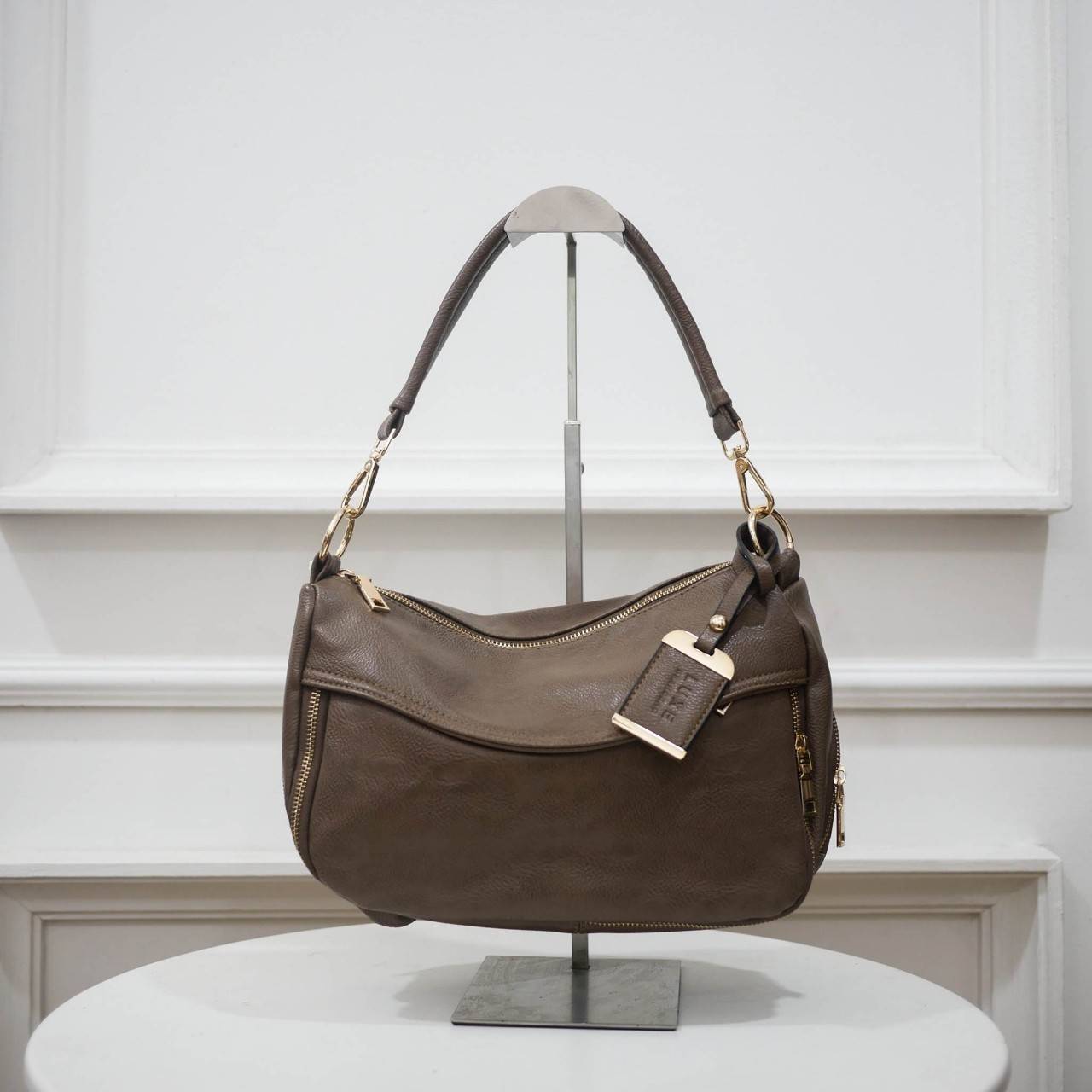 กระเป๋าถนอมสุขภาพไหล่ ใหม่ล่าสุดให้คุณได้ช้อปก่อนใคร Healthy bag จาก Luxe Light shoulder city bag กระเป๋าสะพายที่กล้าพิสูจน์ความเบา ดีต่อใจ สายสะพายไหล่เพิ่มความกว้าง ช่วยในการถ่ายเทน้ำหนัก ภายในบุผ้าเบาบางพิเศษ แต่ยังทนทานและไม่บกพร่องเรื่องฟังค์ชั่นใช้ง