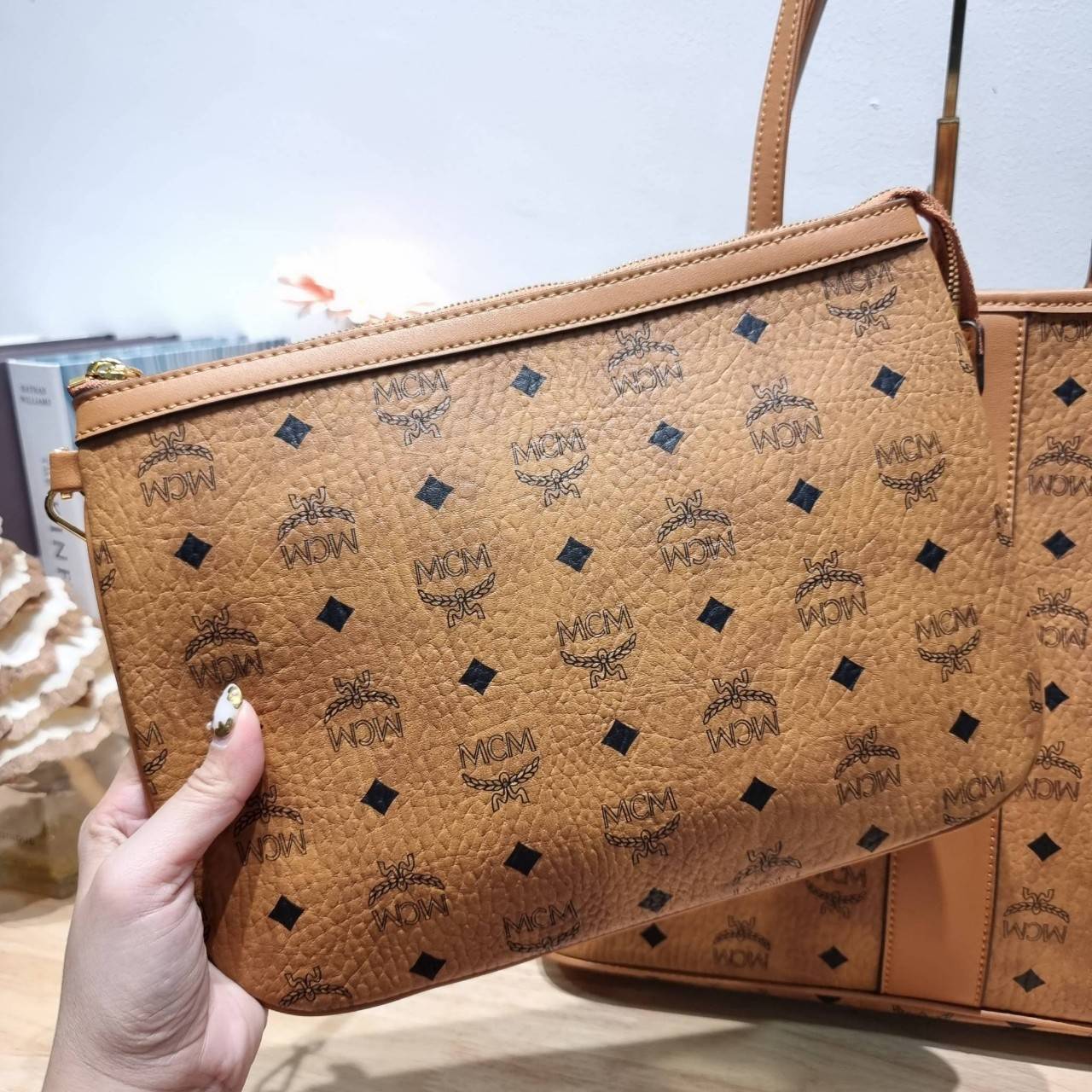 M.C.M MEDIUM REVERSIBLE LIZ SHOPPER IN VISETOS / M.C.M Tote Bag กระเป๋าทรงโท้ทใบใหญ่ เกรดท็อปออริ สลับแท้ 1:1 เกรดดีสุด ใช้ต่างประเทศได้